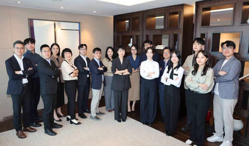 한화생명 상속연구소 구성원들이 기념 촬영을 하고 있다.