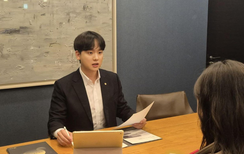 FA 전문가가 고객에게 일대일 맞춤형 자산 이전 컨설팅을 제공하고 있다.