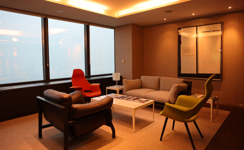 한강을 볼 수 있는 프라이빗한 환경에서 종합 자산 이전 컨설팅을 받을 수 있는 ‘상속연구소 63FA센터’ 전경.