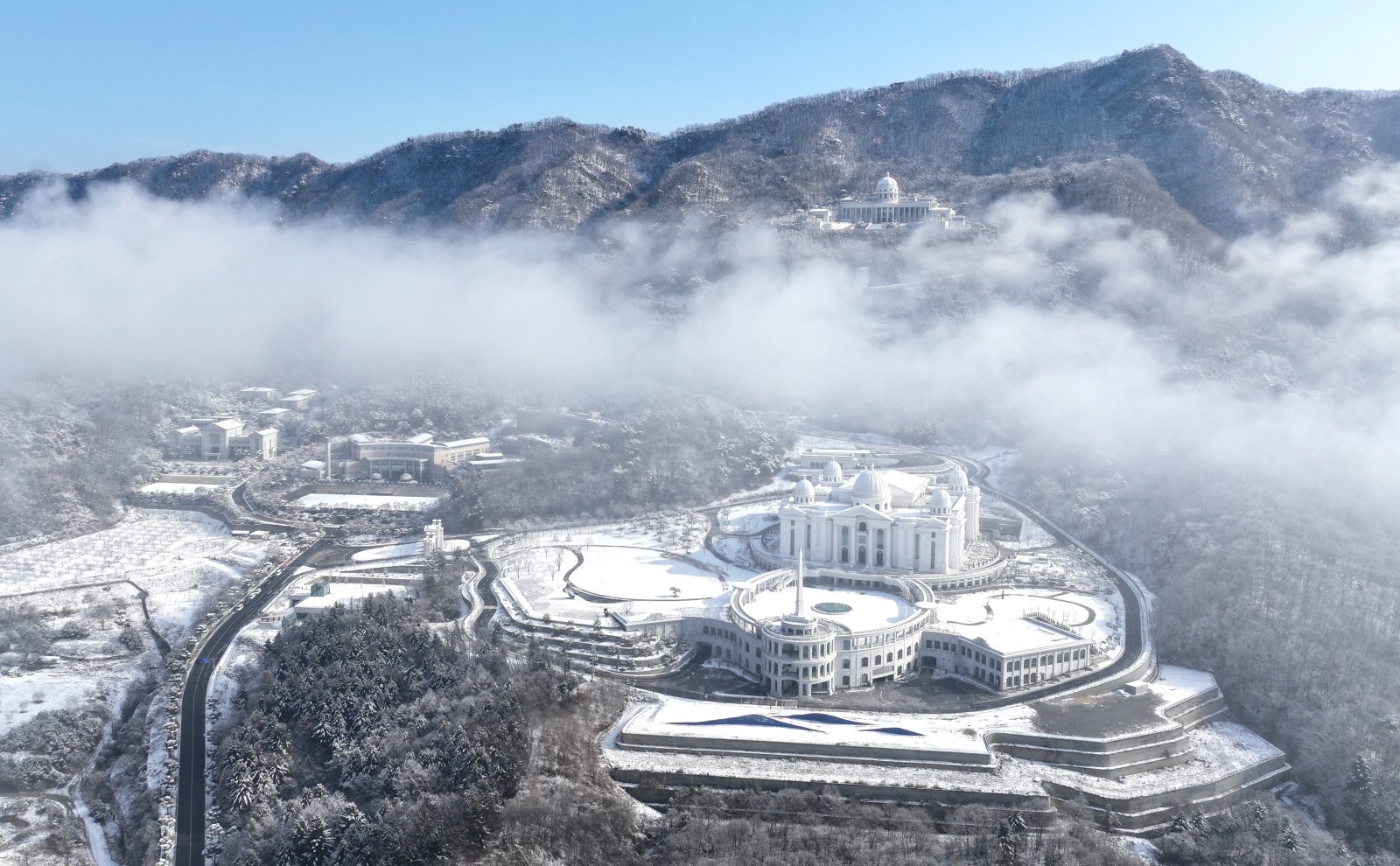 지난 15일 압수수색이 진행중인 경기도 가평 통일교 천원궁과 천정궁 전경. 뉴스1