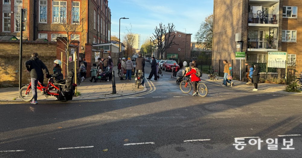 5일 오전(현지 시간) 영국 런던 해크니구 게이허스트 커뮤니티 초등학교 앞 도로가 등교하는 학생들로 붐빈다. 이 도로는 평일 등하교 시간에 차량을 전면 차단하는 ‘스쿨 스트리트’ 프로그램이 적용된다. 런던=오승준 기자 ohmygod@donga.com