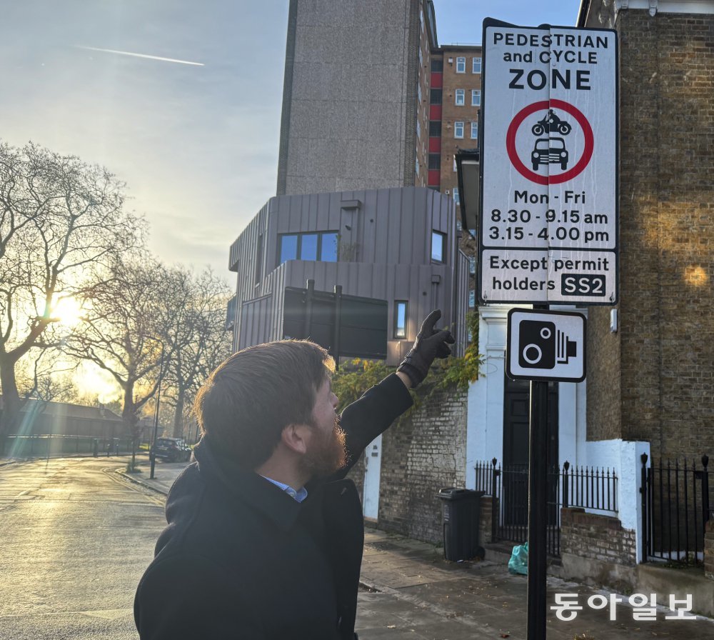 타일러 린턴 해크니구 교통국장이 차량 통행 제한 표지판을 가리키고 있다. 런던=오승준 기자 ohmygod@donga.com