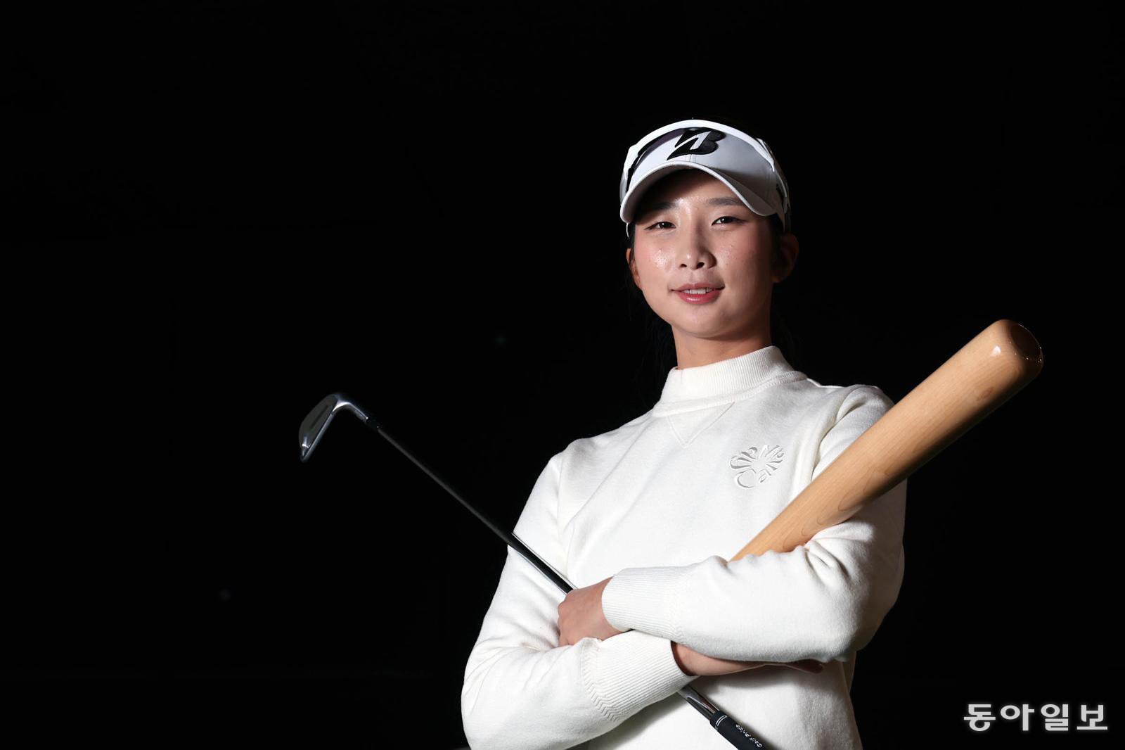 리틀야구를 하면서 ‘천재 소녀’라 불렸던 박민서는 고교 시절 진로를 고민하다 골프로 전향했다. 그러다 내년 미국여자프로야구리그(WPBL)가 출범하면서 골프와 야구에서 모두 ‘프로’ 타이틀에 도전하게 됐다. 사진은 골프 아이언과 야구 방망이를 함께 든 박민서. 화성=전영한 기자 scoopjyh@donga.com