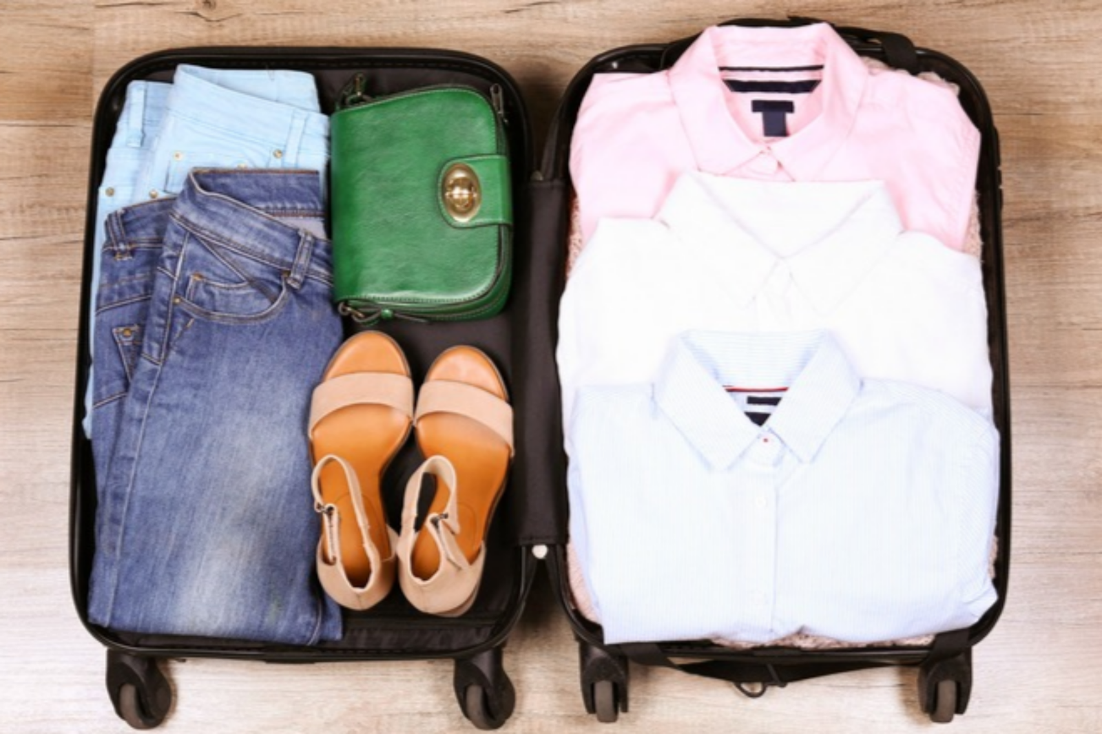 여행 가방의 부피를 획기적으로 줄이기 위해서는 옷을 돌돌 말기보다 펼쳐 넣어 구김을 방지하는 것이 효과적이다. 샴푸 등 액체류는 물약통에 소분하고 화장솜에 적셔 가져가는 등 방법이 있다. 사진=게티이미지뱅크.