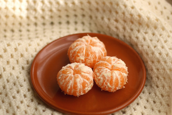 귤을 주무르는 행위는 실제 당도를 높이기보다 체온 전달을 통해 단맛을 더 잘 느끼게 할 뿐이며, 물리적 충격에 의한 성분 변화는 미미하다.  사진=게티이미지뱅크.