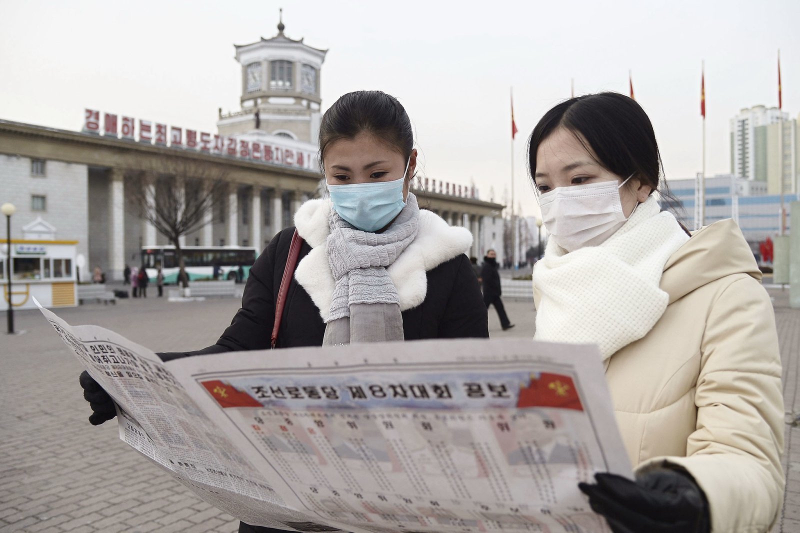 코로나 시기 평양역 앞에서 노동신문을 읽고 있는 여성들. 추운 겨울에 야외에 외투를 입고 나와 장갑을 끼고 여럿이 신문을 함께 읽는 사진은 노동신문이 매우 사랑하는 설정 샷으로, 주기적으로 비슷한 컨셉의 사진이 계속 나온다.  노동신문 뉴스1