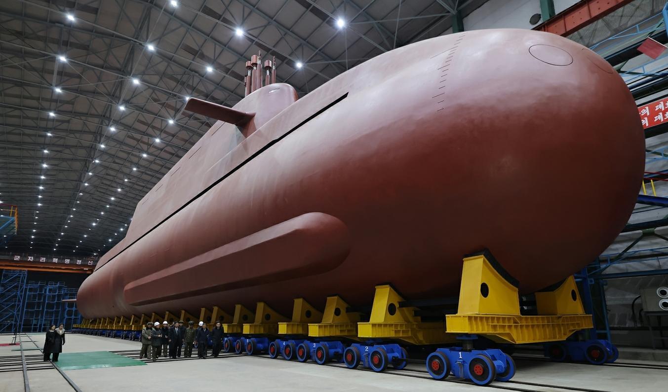 “김정은, 8700t급 핵잠 건조사업 지도”
북한 노동당 기관지 노동신문은 25일 김정은 북한 국무위원장이 8700t급 ‘핵동력 전략유도탄 잠수함 건조 사업’을 현지에서 지도했다고 보도하면서 함체 전체의 사진을 처음으로 공개했다. 김 위원장은 한국이 핵추진 잠수함(핵잠) 확보에 나선 데 대해 “우리 국가의 안전과 해상 주권을 엄중히 침해하는 공격적인 행위로 반드시 대응해야 할 안전 위협으로 간주한다”고 말했다. 노동신문 뉴스1