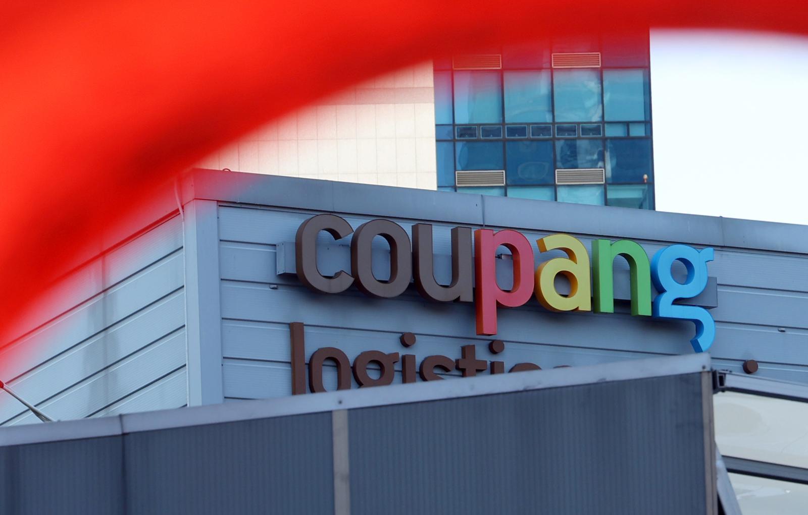 쿠팡이 25일 대규모의 고객 개인 정보를 유출한 전직 직원을 특정하고, 정보 유출에 사용된 모든 장치를 회수했다. 이 과정에서 외부 유출 정황은 없는 것으로 파악했다고 밝혔다. 이날 쿠팡에 따르면 개인정보 유출자인 전직 직원 1명은 탈취한 내부 보안 키를 이용해 약 3300만 명의 고객 계정에 접근했으며 이 중 이름·이메일·전화번호·주소·일부 주문 정보 등 제한적인 정보만 약 3000개 계정분을 저장했다고 밝혔다. 사진은 이날 서울 중구 쿠팡 물류센터 모습. 2025.12.25/뉴스1