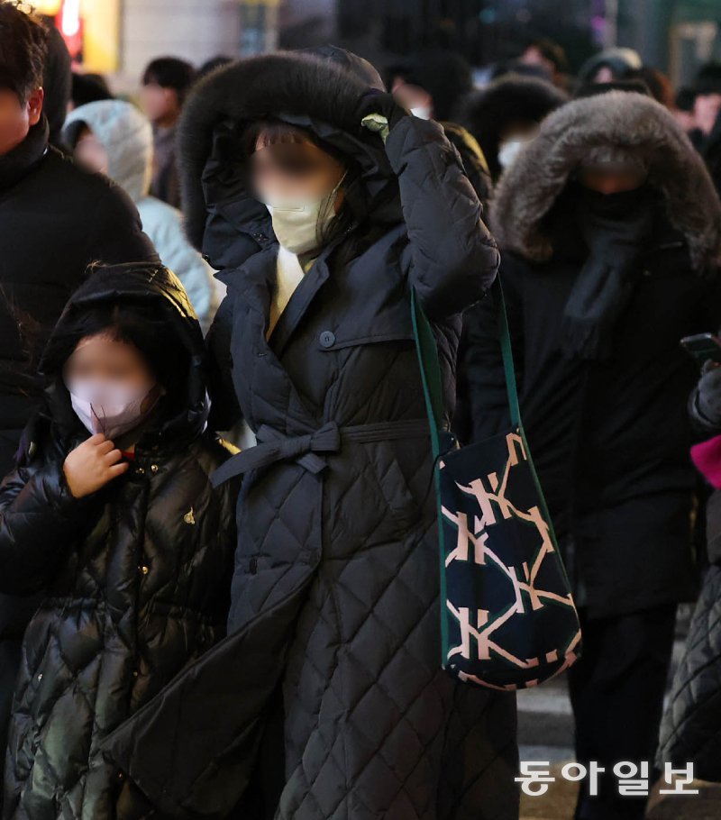 매서운 한파에 외투-목도리-마스크 무장 성탄절인 25일 한파주의보가 내려진 가운데, 서울 종로구 광화문 일대를 찾은 시민과 관광객들이 두꺼운 외투, 목도리, 마스크 등으로 무장한 채 걷고 있다. 26일은 서울 아침 최저기온이 영하 12도, 체감기온으로는 영하 18도까지 떨어질 것으로 전망된다. 전영한 기자 scoopjyh@donga.com