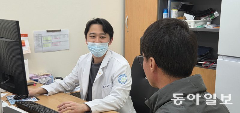 18일 충남 서산시 서산의료원에서 공공임상교수로 파견된 박성준 서울대병원 순환기내과 교수(왼쪽)가 환자를 보고 있다. 서산=방성은 기자 bbang@donga.com