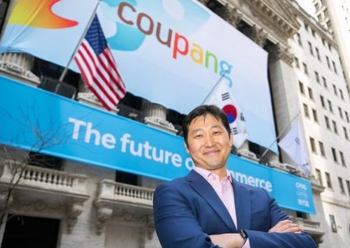 미국 뉴욕증권거래소 앞에 서 있는 쿠팡 창업주 김범석 쿠팡 Inc 의장.