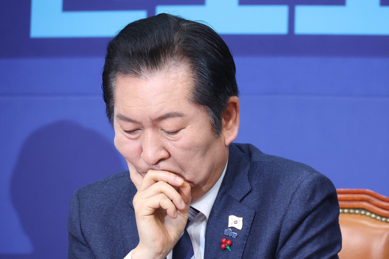 정청래 더불어민주당 대표가 24일 서울 여의도 국회에서 열린 최고위원회의에서 생각에 잠겨 있다. 2025.12.24/뉴스1