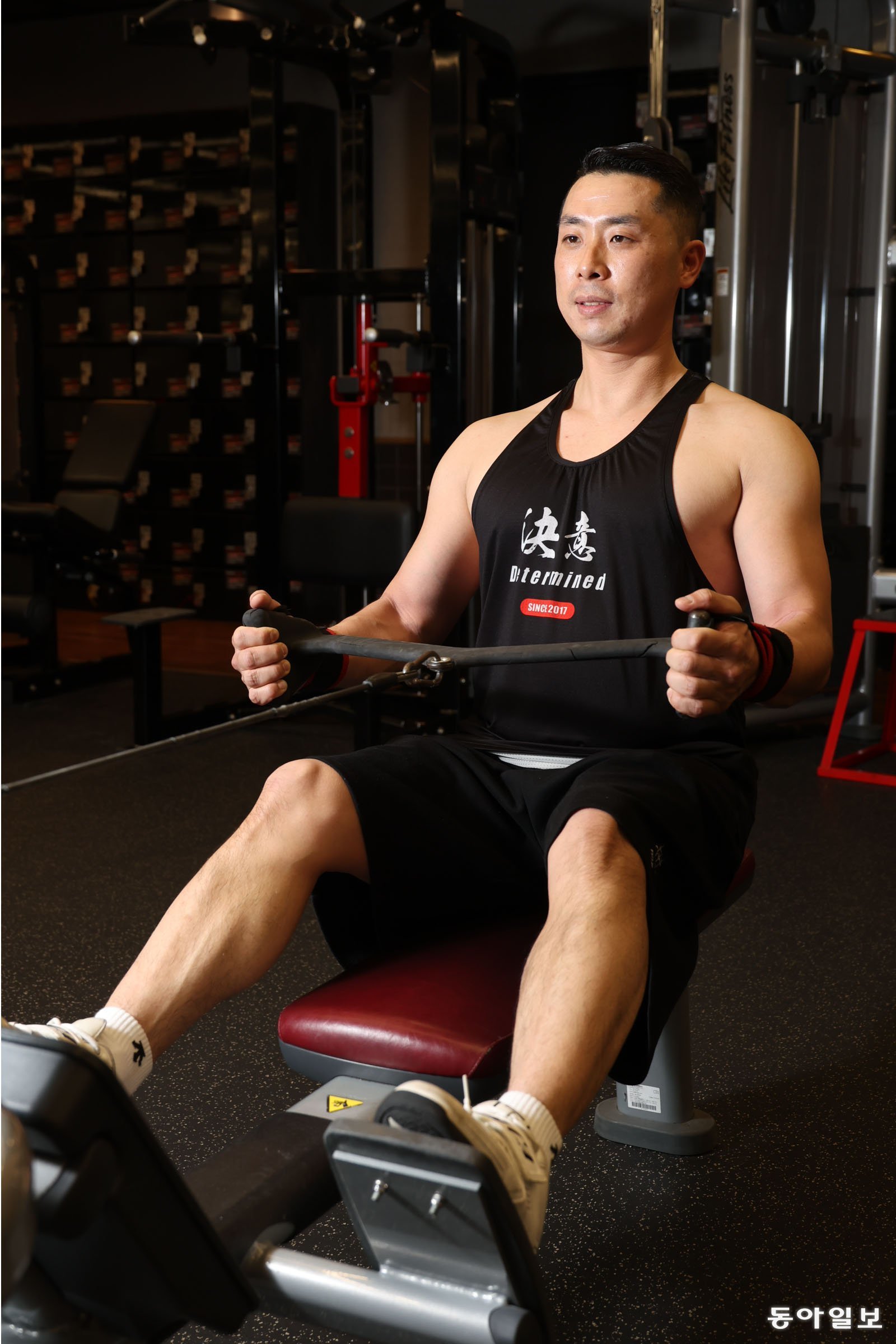 김강민 서울 중부소방서 119구조대 2팀 구조대장이 서울 중구 피트니스101에서 웨이트트레이닝을 하고 있다. 특전사(육군특수전사령부) 부사관 시절 훈련 및 전술을 더 잘 소화하기 위해 근육 운동을 시작한 그는 소방관으로 13년째 일하면서도 꾸준히 체력을 키우며 재난구조 활동을 하고 있다. 전영한 기자 scoopjyh@donga.com