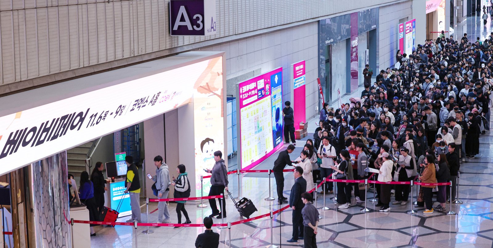 6일 서울 강남구 코엑스에서 열린 ‘코베 베이비페어’를 찾은 관람객들이 입장하고 있다. 2025.11.6 뉴스1