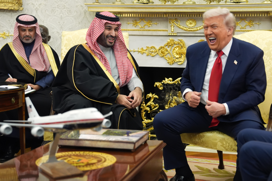 11월 미국 백악관에서 트럼프 대통령을 만난 사우디아라비아의 실권자 무함마드 빈 살만 왕세자의 모습. 즐겁게 웃고 있지만 요즘 사우디 주식시장과 경제 상황은 썩 그렇게 좋지가 않다. AP 뉴시스