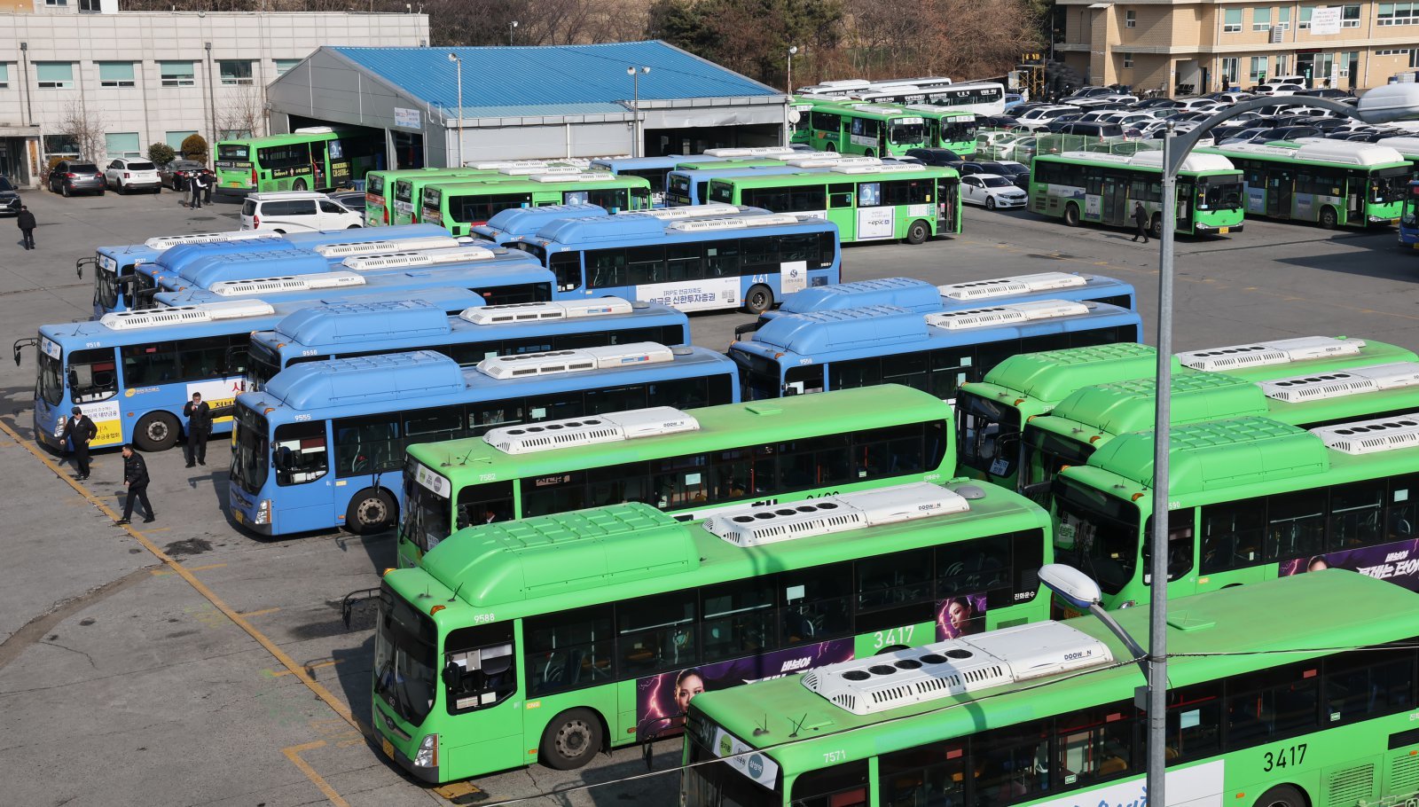 서울 송파구 장지공영차고지에 시내버스가 줄지어 세워져 있다 서울 시내버스 노사가 임금·단체협약(임단협) 협상에서 합의에 이르지 못한 가운데 노조는 내년 1월 13일 전면 파업에 나서기로 했다. 2025.12.24/뉴스1 ⓒ News1 장수영 기자