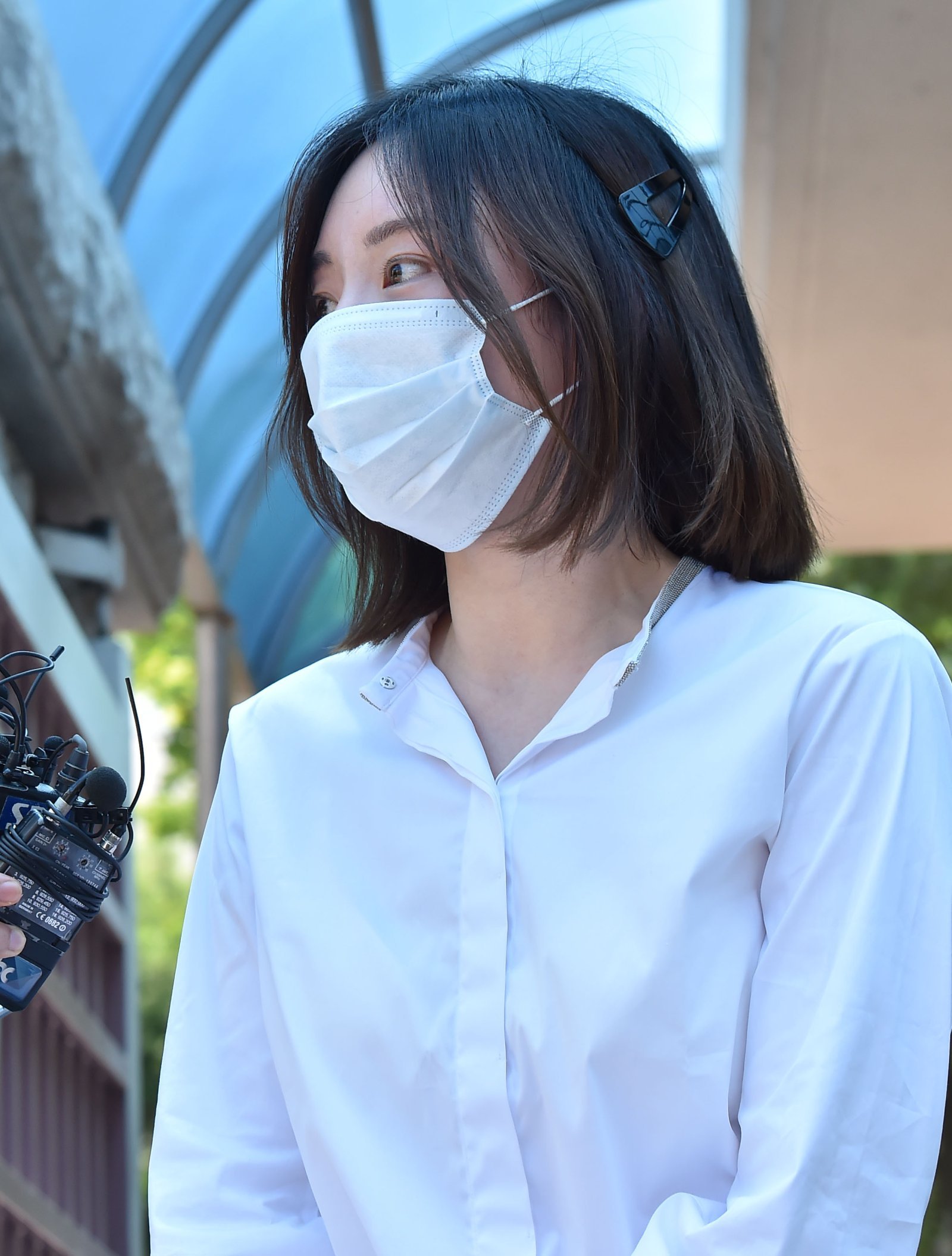 마약 투약 등의 혐의로 구속된 남양유업 창업주의 외손녀 황하나(31)씨가 1심에서 징역1년에 집행유예 2년을 선고 받고 19일 오전 경기도 수원시 팔달구 수원구치소를 나오며 취재진의 질문에 답하고 있다. 2019.07.19 뉴시스