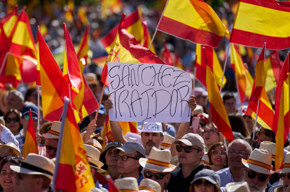 경제는 호황이지만, 스페인 국민들의 생계비 걱정은 커지고 있다. 사진은 산체스 총리 정부에 반대하는 야당 지지자들의  모습. AP 뉴시스