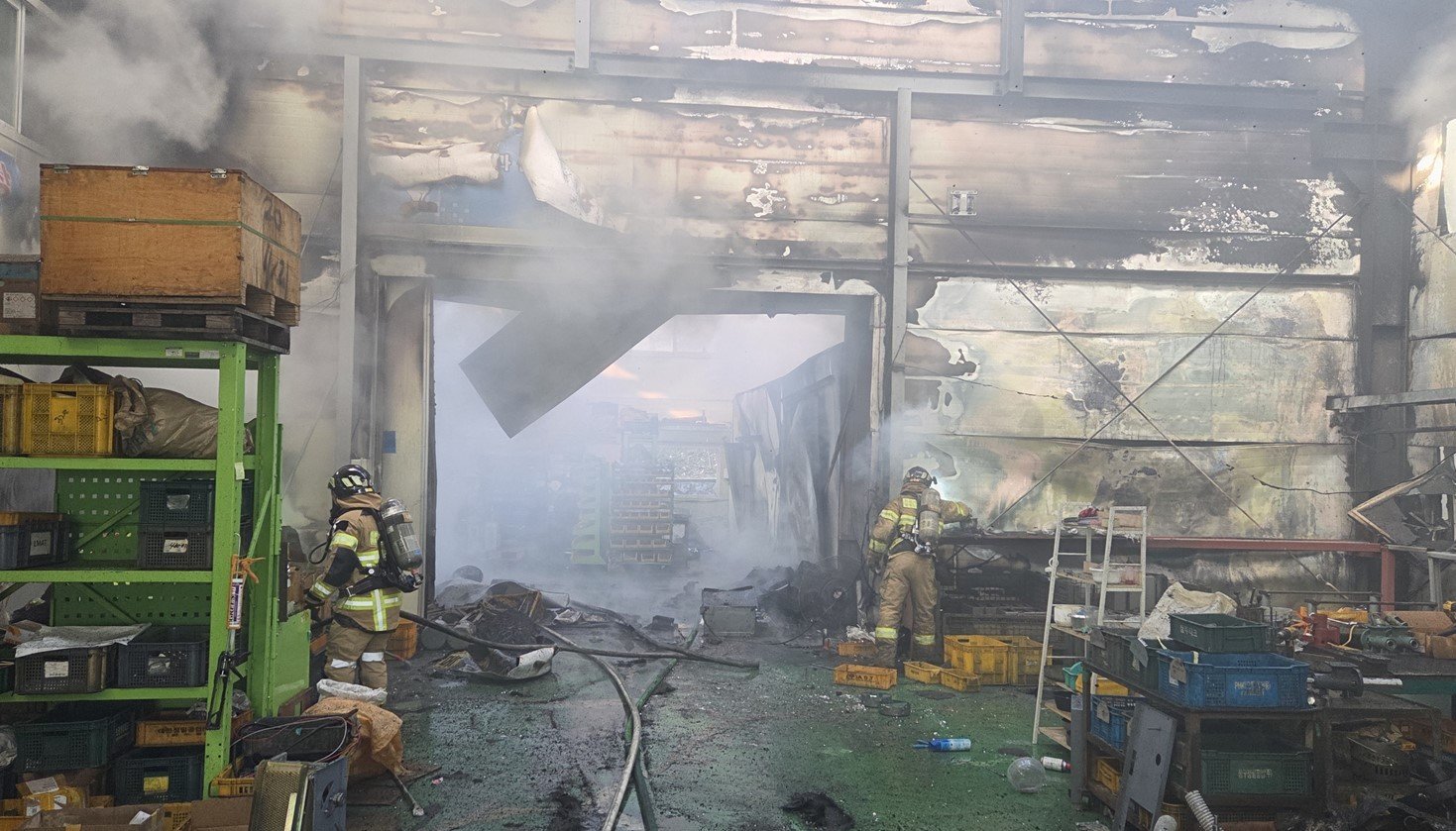 26일 오전 8시35분쯤 경북 경주시 현곡면의 공장에서 불이 나 소방 당국이 진화하고 있다. 2025.12.26 (경북소방본부 제공)