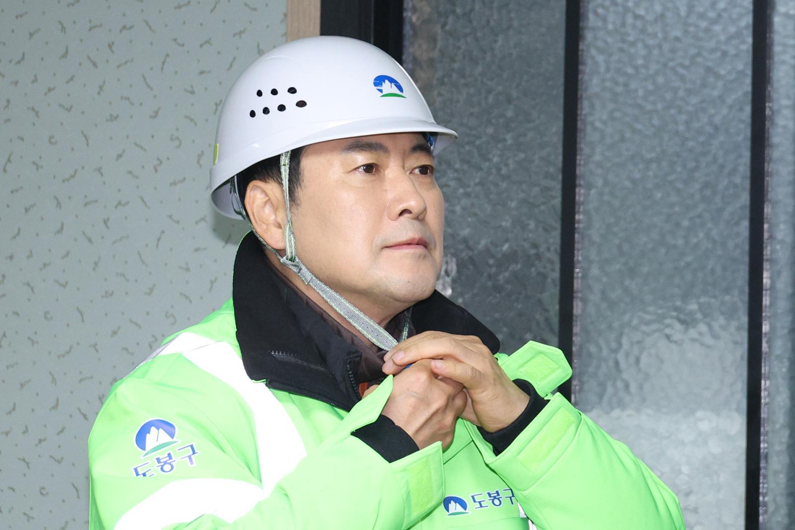 장동혁 국민의힘 대표가 26일 서울 도봉구 자원순환센터에서 봉사활동에 들어가기 전 안전모를 착용하고 있다. 2025.12.26/뉴스1