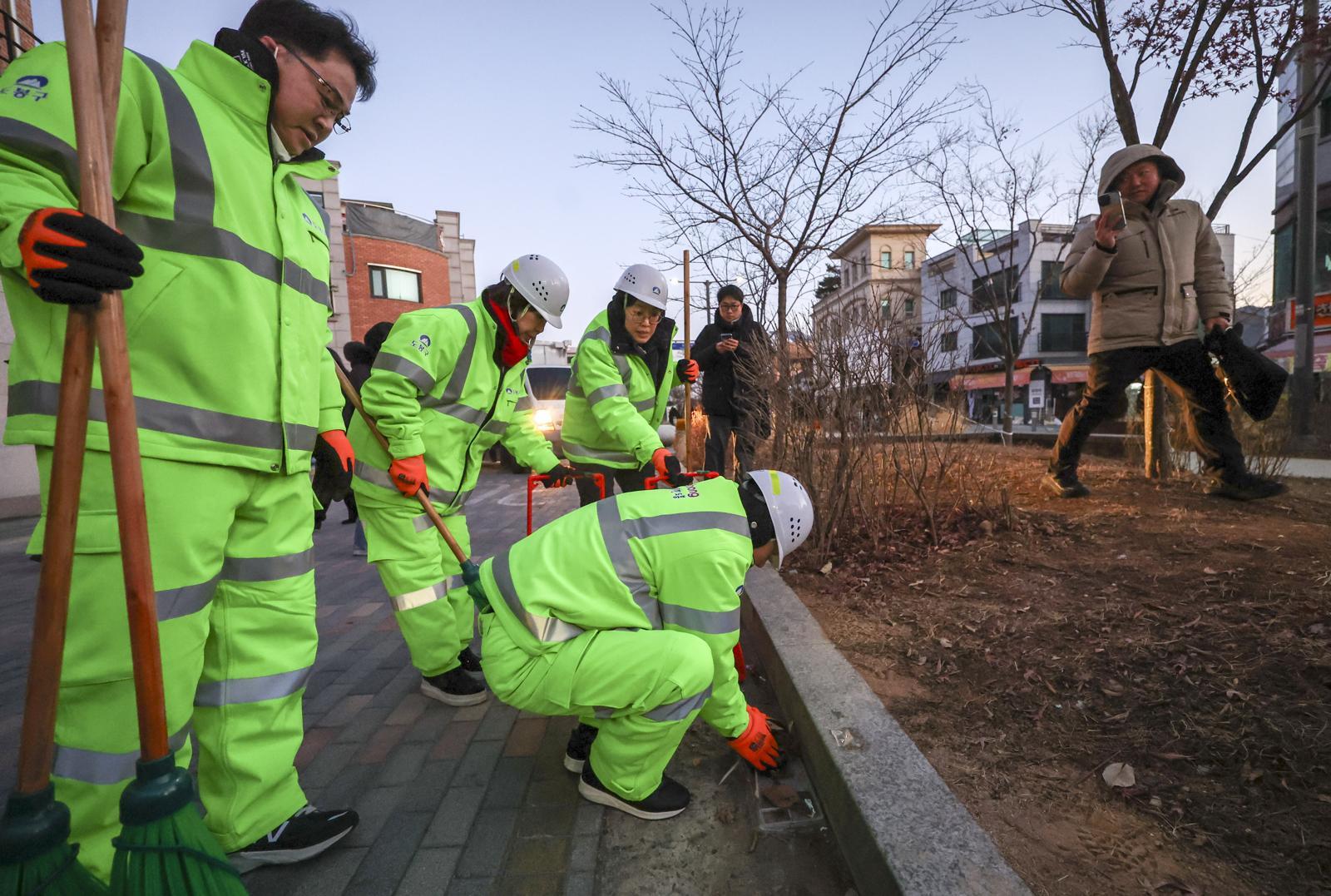 장동혁 국민의힘 대표가 26일 서울 도봉구 도봉산길 인근에서 열린 국민의힘 약자와의동행위원회 봉사활동 일환으로 가로청소를 하고 있다. 2025.12.26. [서울=뉴시스]