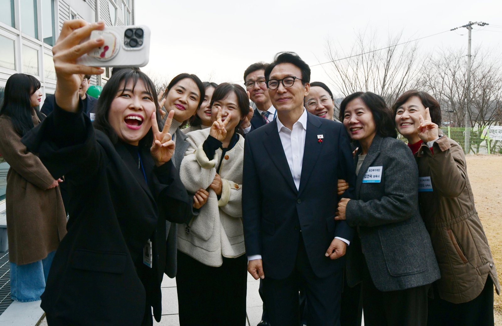 김민석 국무총리가 24일 충북 청주시 흥덕구 늘푸른아동원을 찾아 직원들과 기념촬영하고 있다. (충북사진공동취재단) 2025.12.24 뉴스1