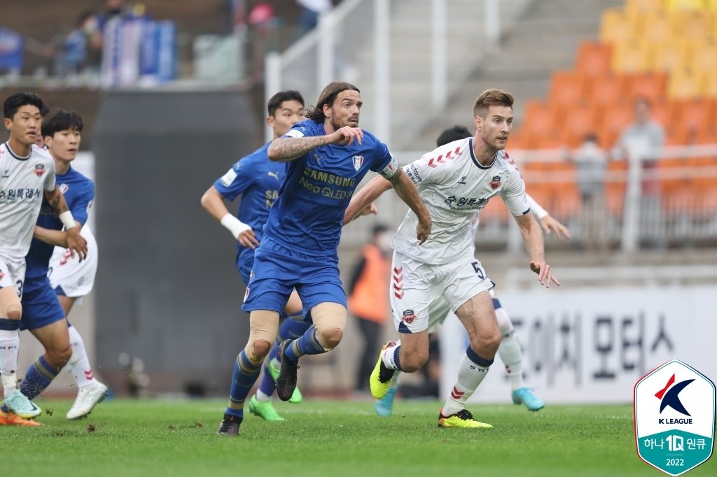 수원삼성과 수원FC의 ‘수원 더비’가 2026년에는 K리그2 무대에서 펼쳐진다. 두 팀이 2부리그에서 겨루는 것은 처음이다. (한국프로축구연맹 제공)