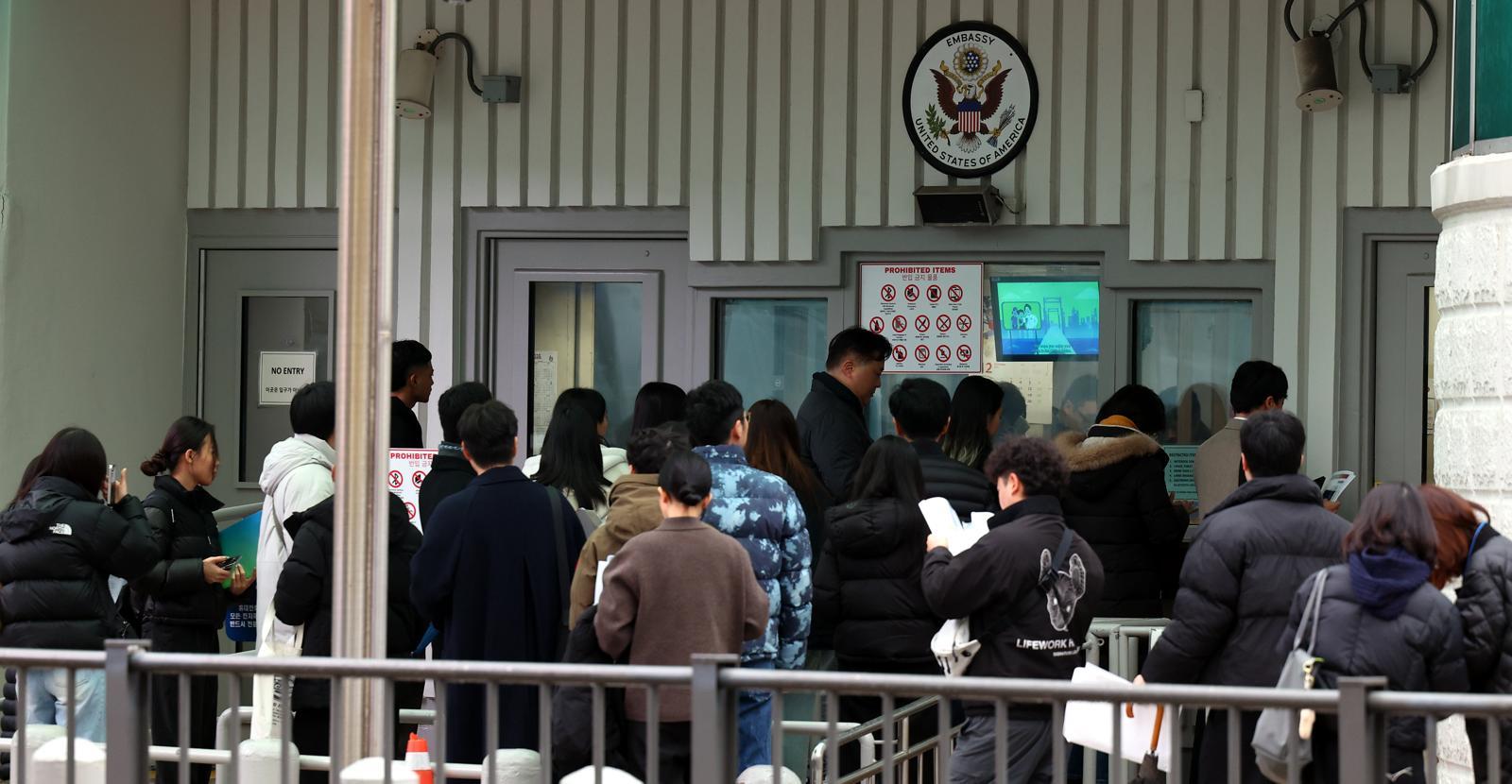 도널드 트럼프 미국 행정부가 무비자 전자여행허가제(ESTA)를 통한 방문객들의 소셜미디어(SNS) 기록 제출을 의무화할 계획이다.  미 세관국경보호청(CBP)은 10일(현지 시간) 연방관보를 통해 “ESTA 신청시 SNS 정보를 필수 제출 항목으로 추가한다”며 “이 항목에 따라 ESTA 신청자는 지난 5년간의 SNS 계정을 제출해야 한다”고 공고했다. 사진은 11일 오전 종로구 주한미국대사관 앞에서 시민들이 미국 비자심사를 받기 위해 줄 서 있는 모습. 2025.12.11 뉴시스