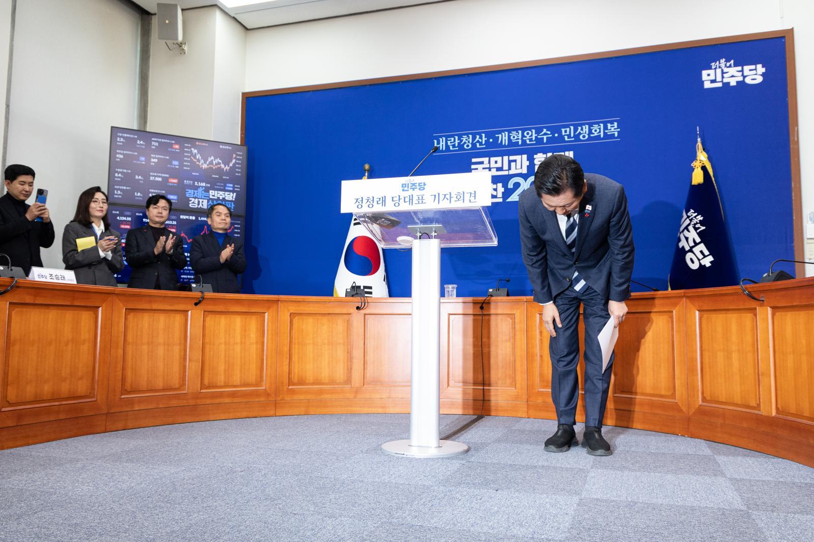 정청래 더불어민주당 대표가 26일 서울 여의도 국회에서 취임 후 열린 첫 공식 기자회견을 마치고 인사하고 있다. 2025.12.26/뉴스1