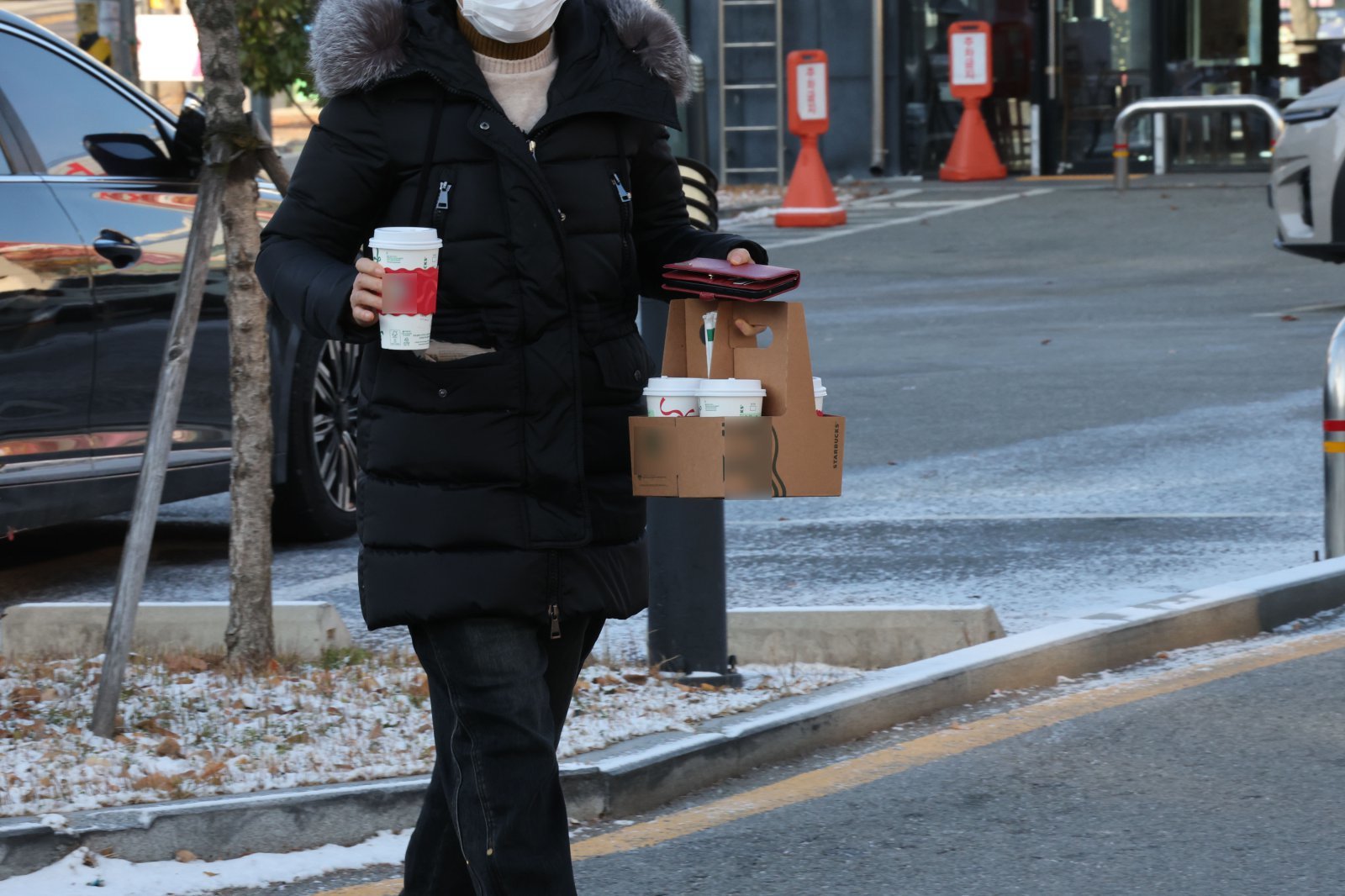영하권 추위를 기록한 26일 광주 북구 오치동에서 시민들이 따뜻한 커피를 든 채 지나가고 있다. 2025.12.26 뉴스1