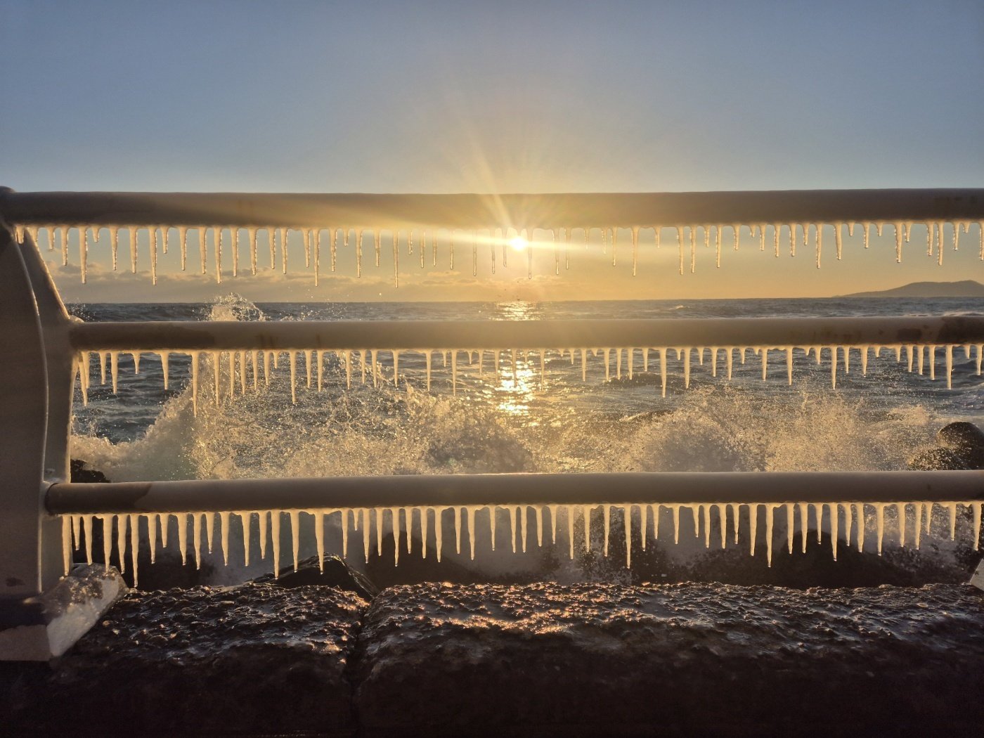 강원 대부분 지역에 한파특보가 발효된 26일 동해안 대표 해안도로인 강릉시 강동면 심곡~금진 구간 헌화로 난간에 고드름이 매달려 있다. 2025.12.26 뉴스1