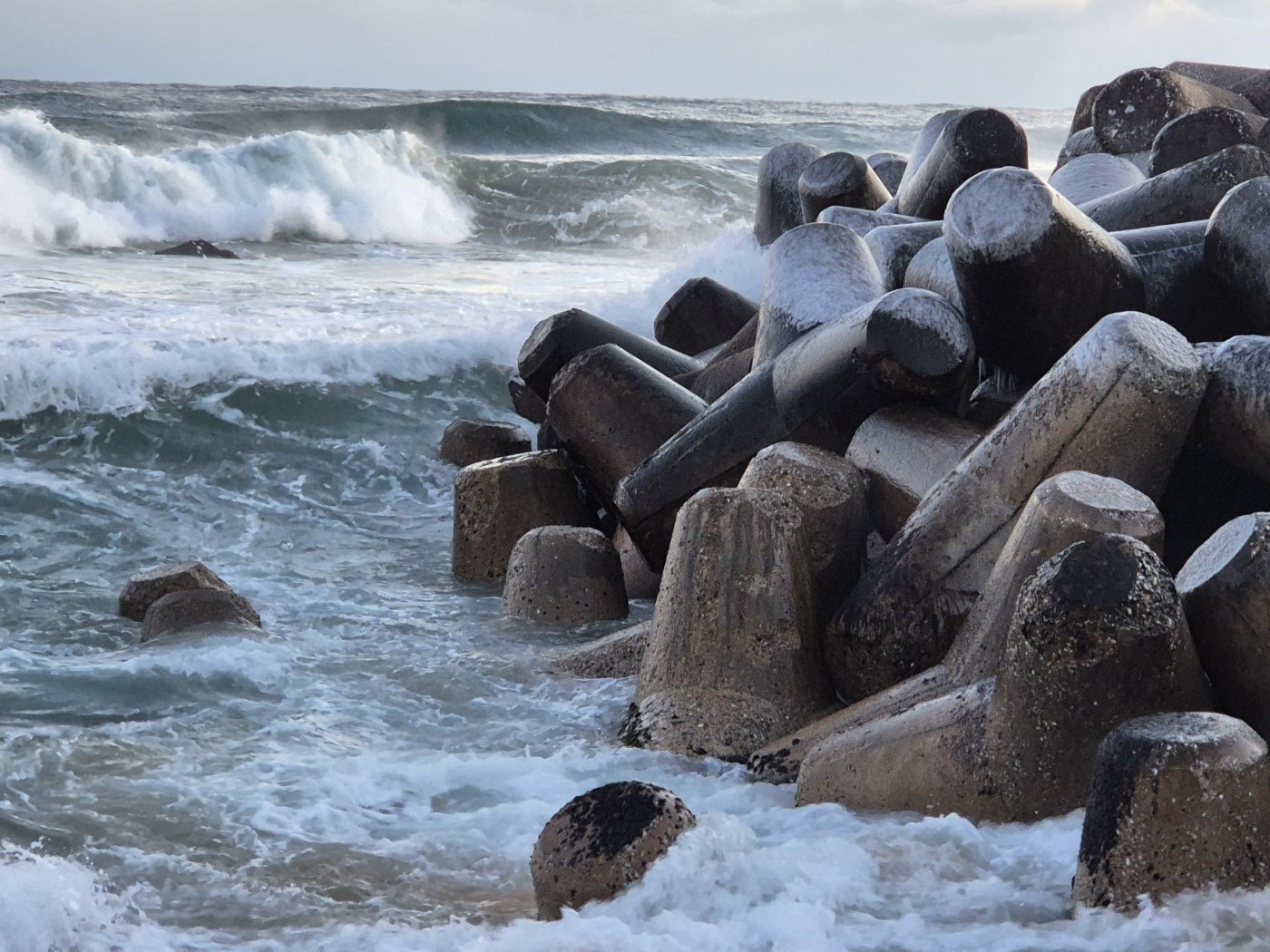 강원 대부분 지역에 한파특보가 발효된 26일 강릉시 강문해변 테트라포드에 얼음이 얼어붙어 혹한의 기세를 보여주고 있다. 2025.12.26 뉴스1