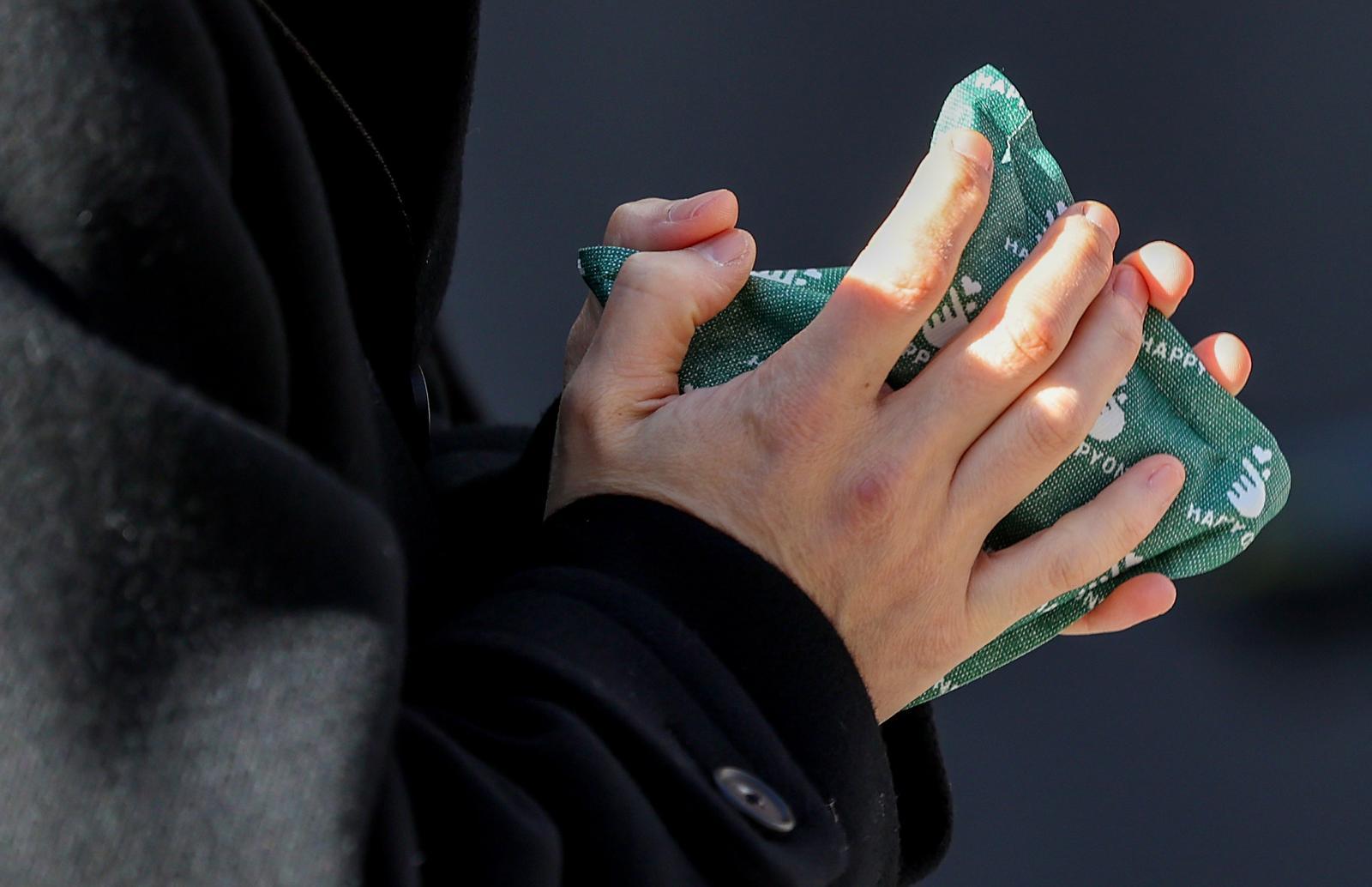 전국에 한파가 찾아온 26일 대구 중구 동성로에서 한 시민이 핫팩을 손에 쥐고 이동하고 있다. 2025.12.26 [대구=뉴시스]