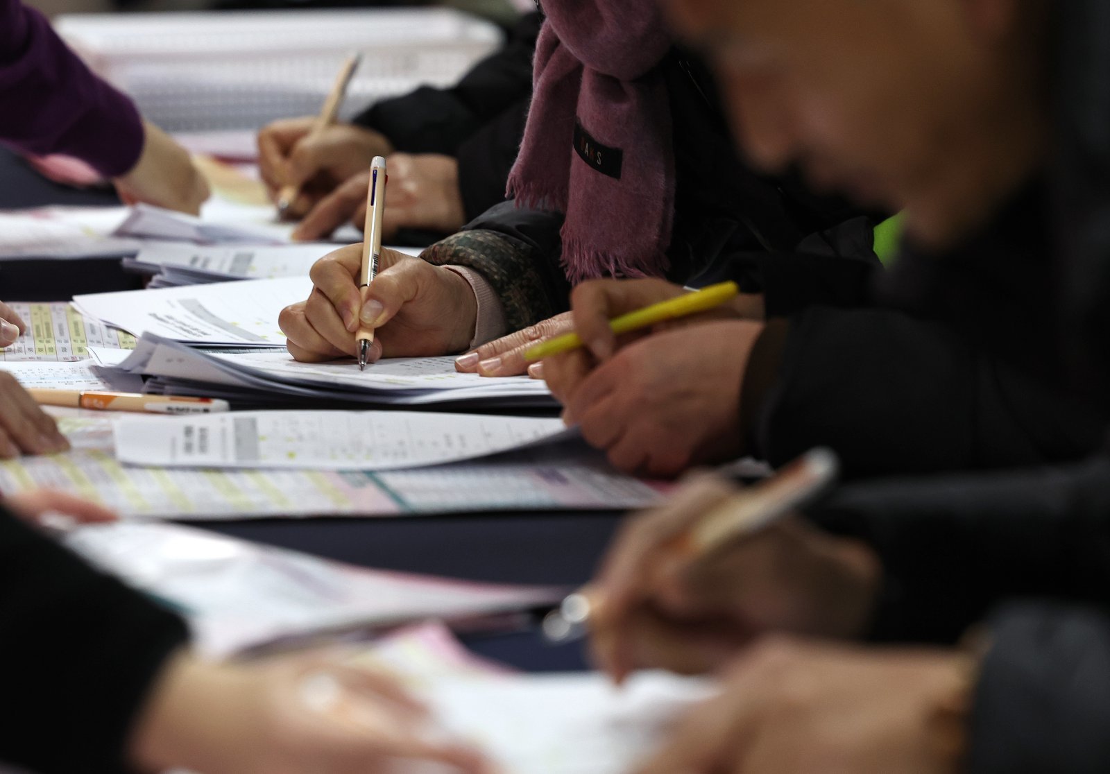 10일 오후 서울 마포구청에서 열린 노인일자리 박람회에서 어르신들이 노인공익활동 및 역량활용사업 신청서를 작성하고 있다. 2025.12.10/뉴스1