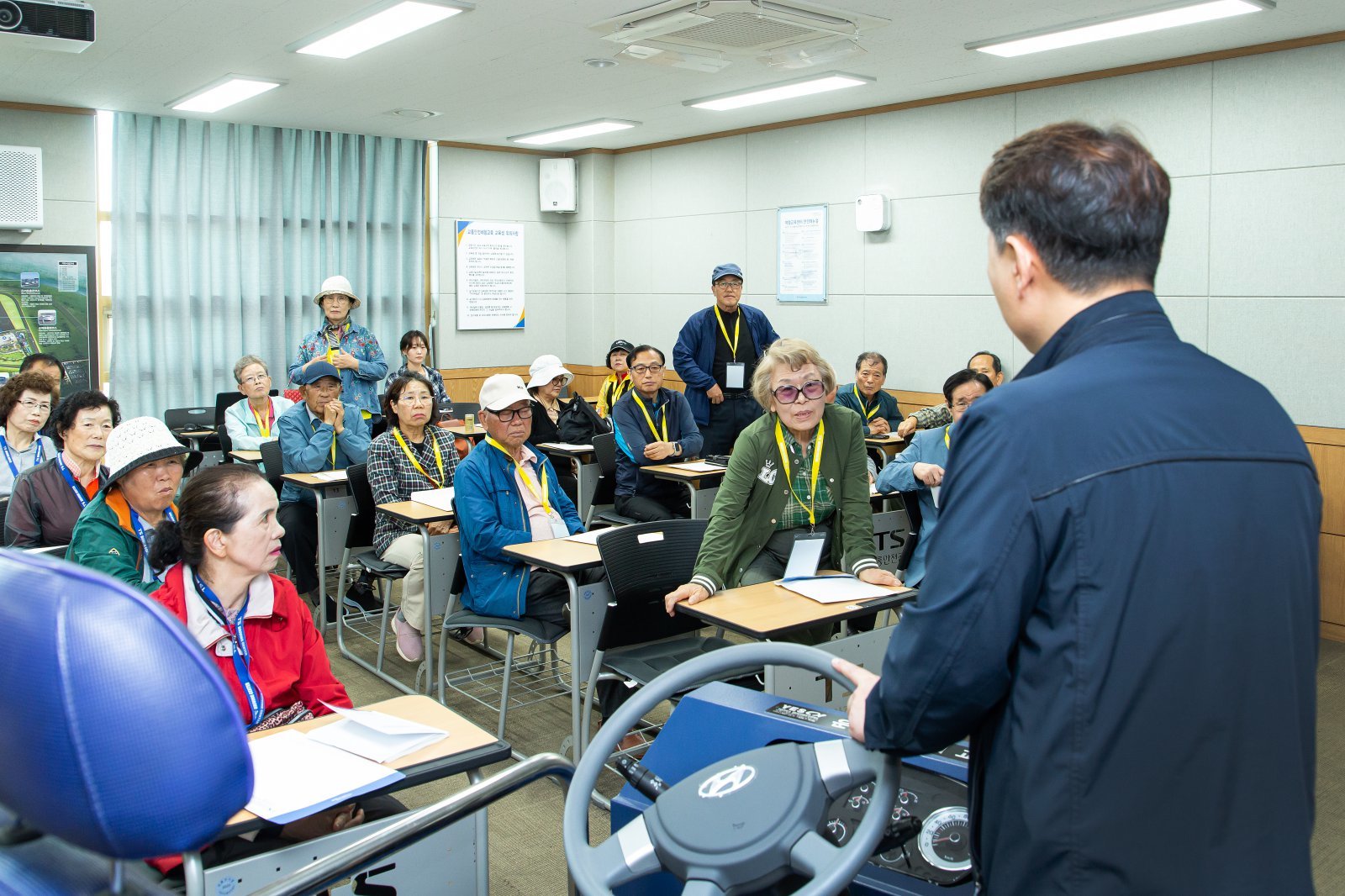 고령 운전자들의 교통사고 예방 및 효과적인 대처를 위한 실습교육을 받고 있는 참가자들 모습. (현대차 제공) 2025.5.21/뉴스1