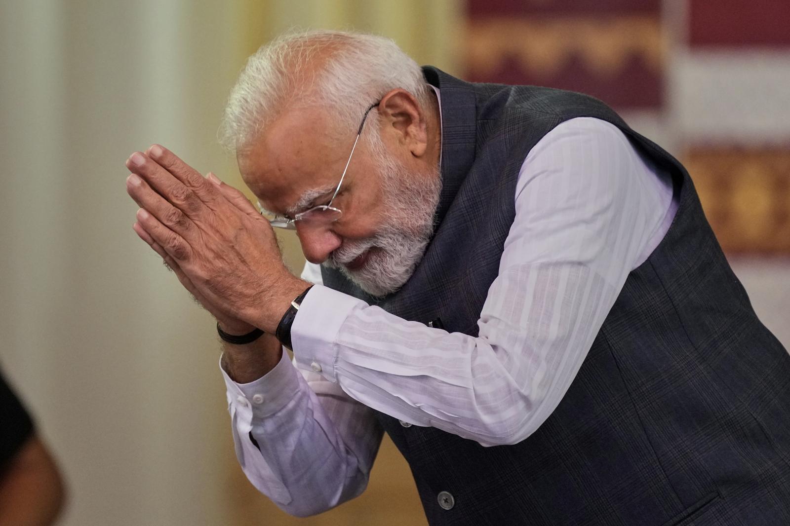 인도 인민당 출신인 나렌드라 모디 인도 총리가 2025년 9월 14일 일요일, 인도 구와하티 북쪽 망갈도이에서 열린 대중 집회 중 지지자들을 향해 손을 흔들고 있다. AP/뉴시스