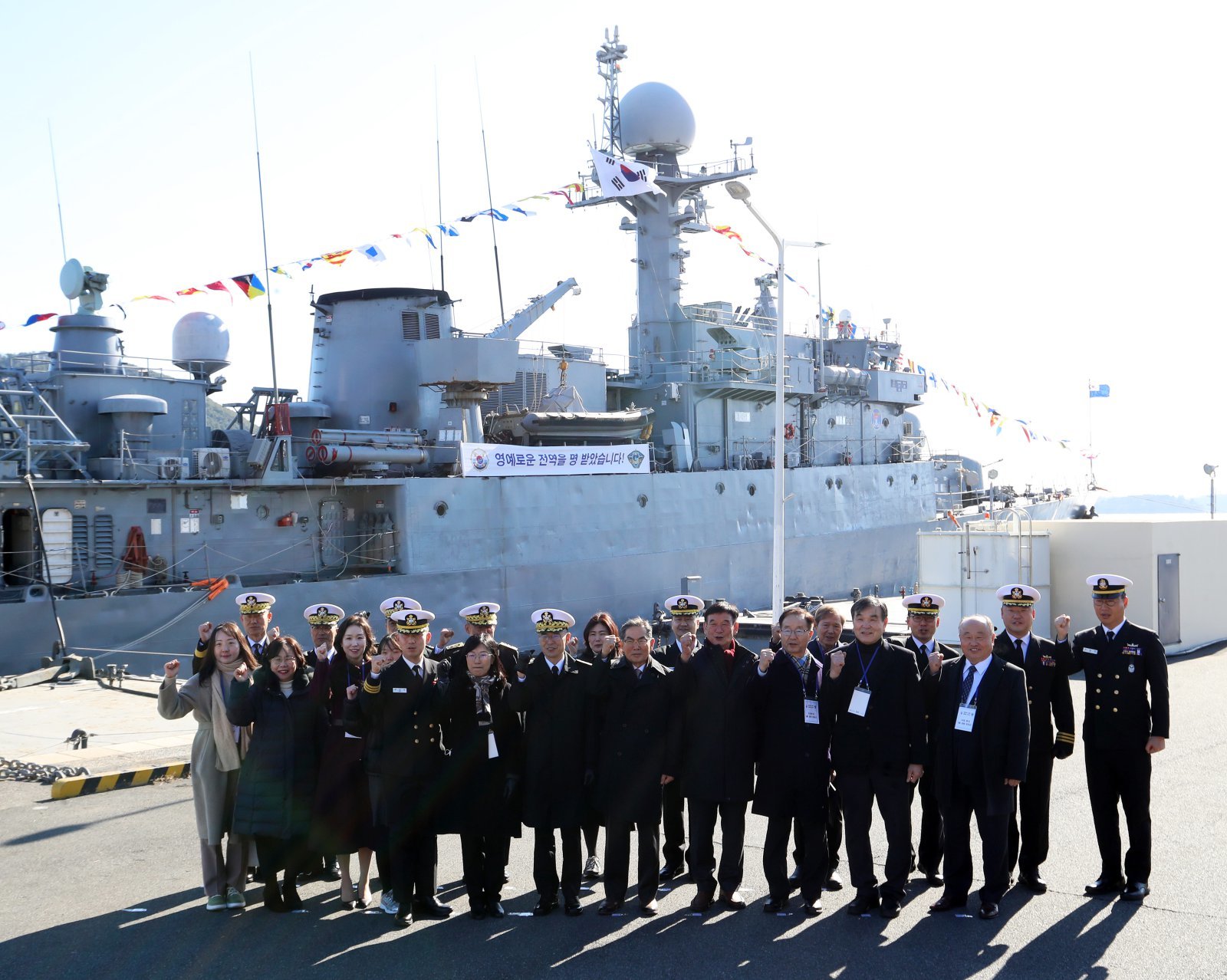 26일 경남 창원 진해구 진해 군항에서 열린 국산 초계함 광명함(PCC·1000톤급) 전역식에서 김경률 해군작전사령관, 광명함 역대 함장 등 참석자들이 기념촬영을 하고 있다. 광명함은 포항급 22번째 초계함으로, 1989년 코리아타코마 조선소에서 건조 후 1990년 7월 취역해 제5성분전단 배치를 시작으로 제1함대사령부, 제3함대사령부 등에서 해역 방어 업무를 수행해 왔다. 76㎜ 및 40㎜ 함포, 대함미사일, 경어뢰 등의 무장을 갖추고 있으며, 1998년 12월엔 전남 여수 앞바다로 침투한 북한 반잠수정을 7시간 추적 후 함포사격으로 격침하기도 했다. 이런 노하우에 기반해 2017년엔 해군 포술 최우수 전투함인 ‘탑건함’으로 선발됐다. 2025.12.26/뉴스1