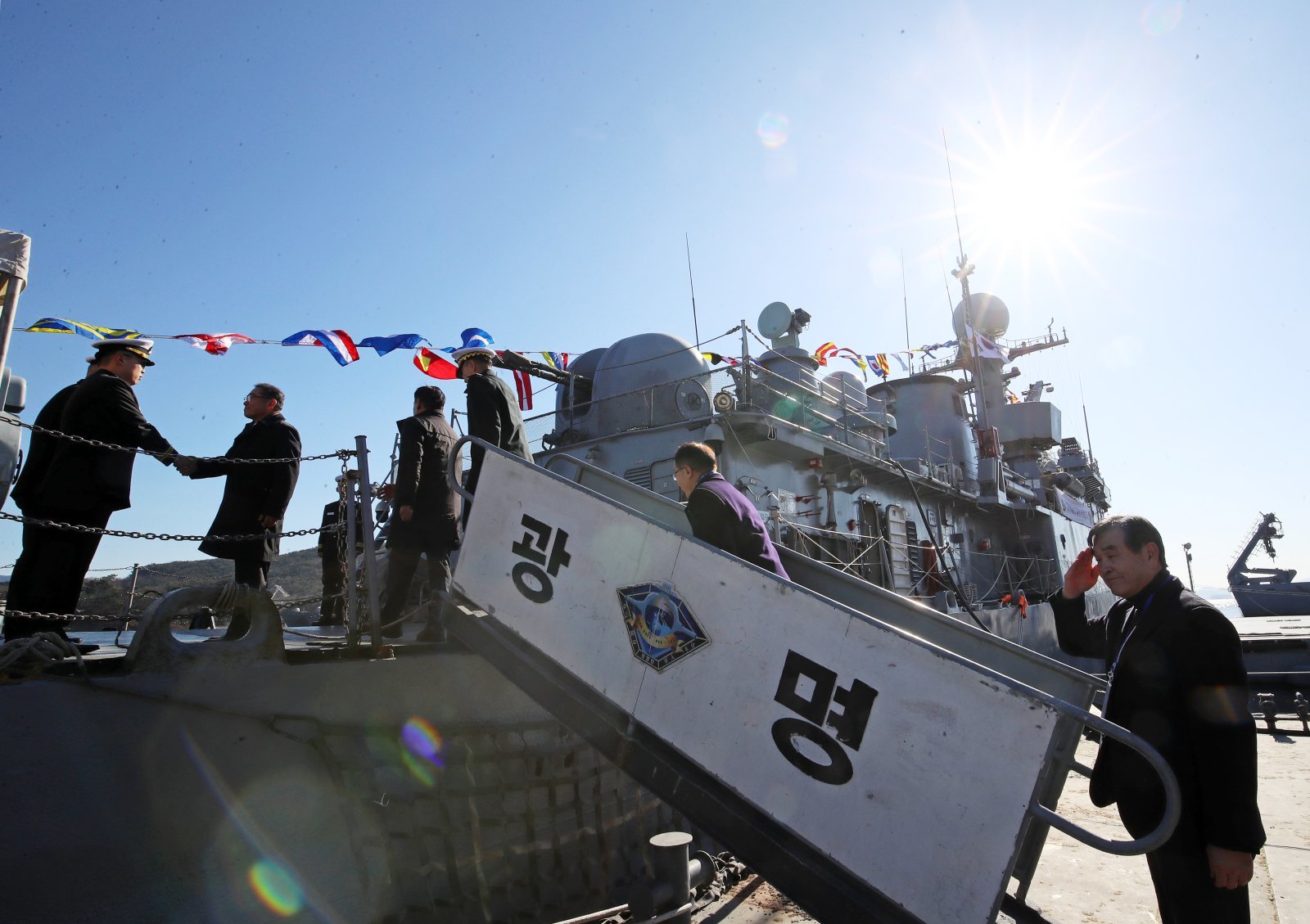 26일 경남 창원 진해구 진해 군항에서 열린 국산 초계함 광명함(PCC·1000톤급) 전역식에서 역대 함장들이 광명함에 오르며 경례하고 있다. . 2025.12.26/뉴스1