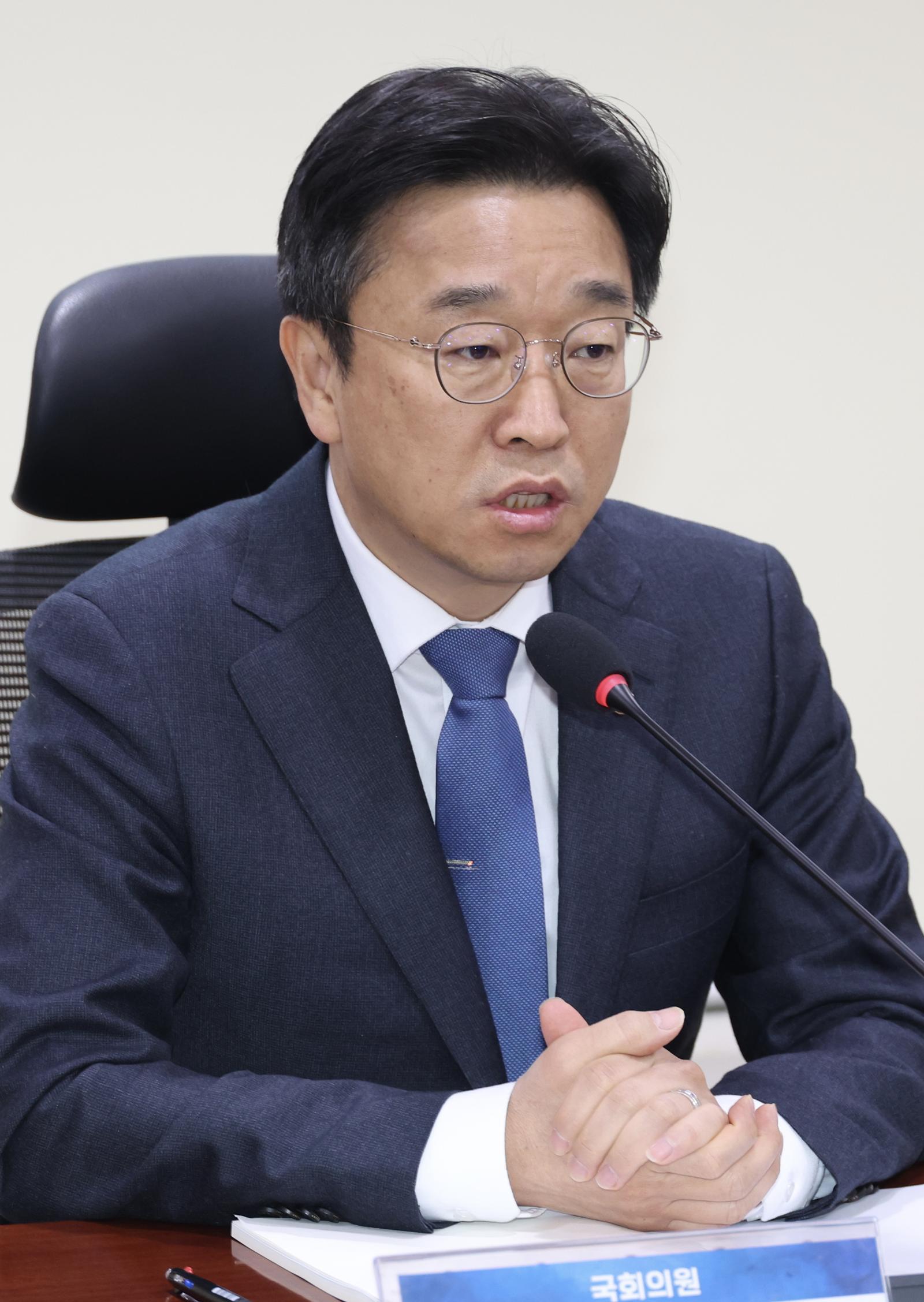 이용우 더불어민주당 의원이 23일 오전 서울 여의도 국회 의원회관 간담회의실에서 열린 노란봉투법 후속조치 입법예고안(노조법 시행령) 의견청취 전문가 심포지엄에서 발언을 하고 있다. 2025.12.23 뉴시스