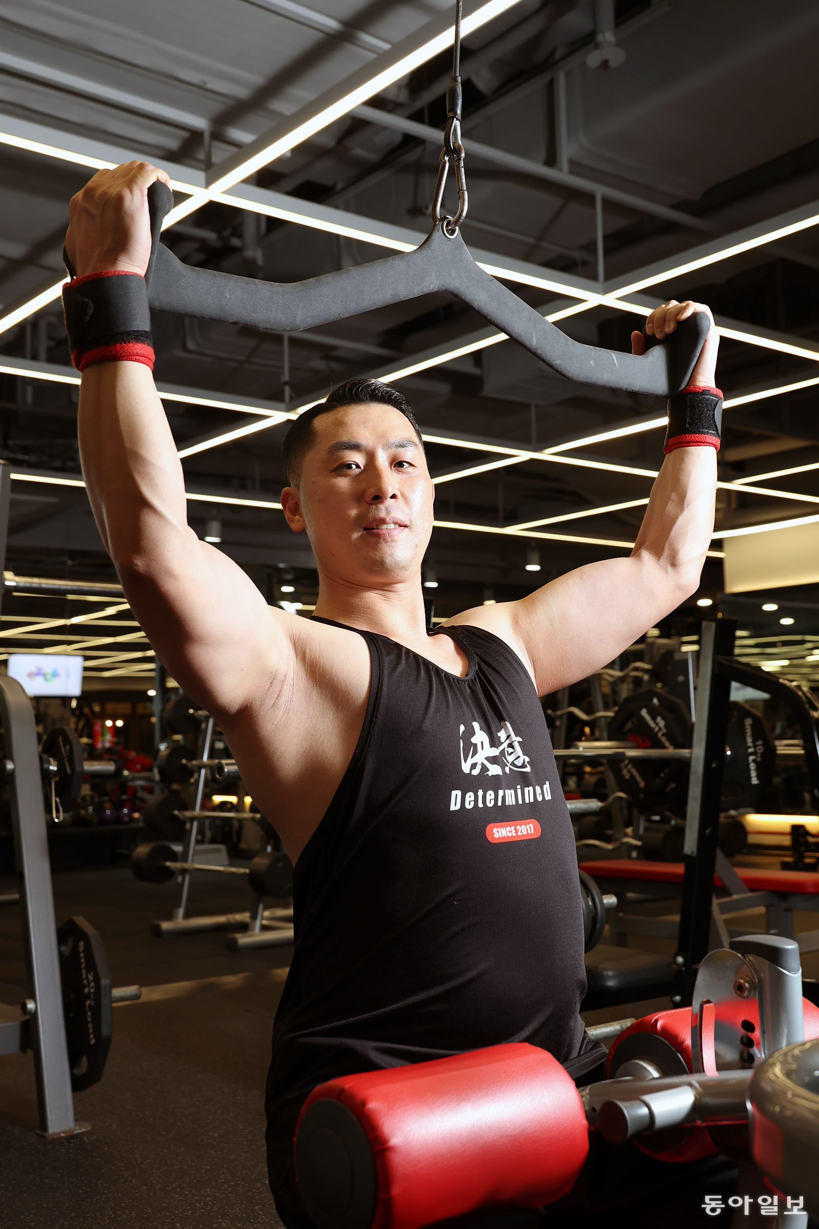 김강민 서울 중부소방서 119구조대 2팀 구조대장이 서울 중구 피트니스101에서 웨이트트레이닝을 하고 있다. 특전사(육군특수전사령부) 부사관 시절 훈련 및 전술을 더 잘 소화하기 위해 근육 운동을 시작한 그는 소방관으로 13년째 일하면서도 꾸준히 체력을 키우며 재난구조 활동을 하고 있다. 전영한 기자 scoopjyh@donga.com