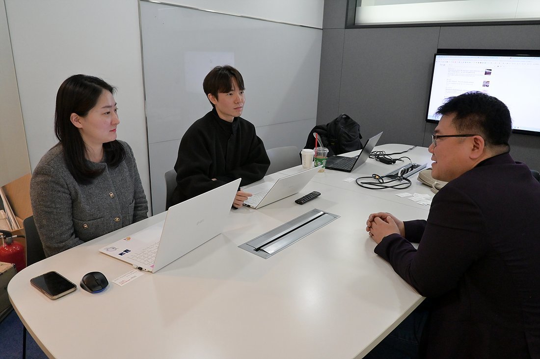성장 방안을 논의하는 김가람 매니저, 신영협 매니저, 원재호 대표(왼쪽부터) / 출처=IT동아