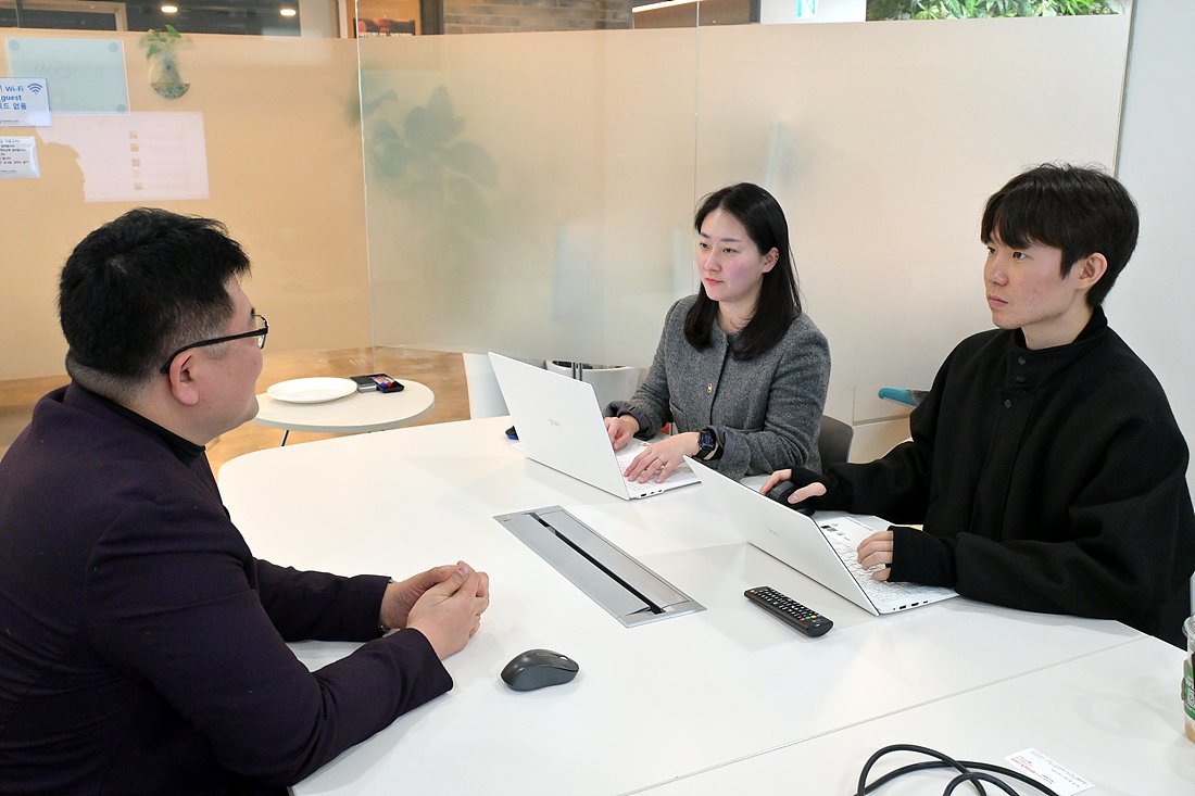 성장 방안을 논의하는 원재호 대표, 김가람 매니저, 신영협 매니저(왼쪽부터) / 출처=IT동아