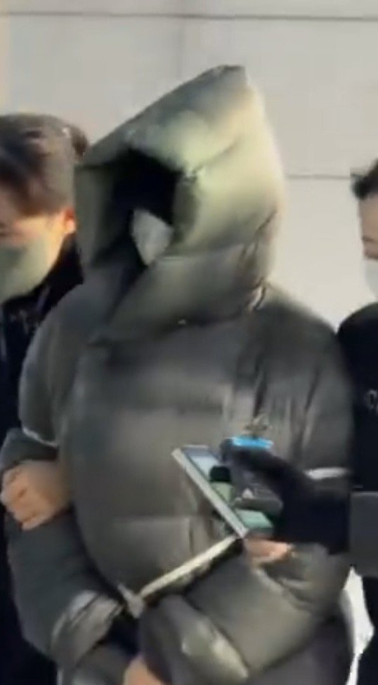 마약 혐의를 받는 상태에서 해외 도피 생활을 하다가 체포된 남양유업 창업주 외손녀 황하나(37)씨가 26일 수원지법 안양지원에 출석하고 있다. 2025.12.26. 뉴시스