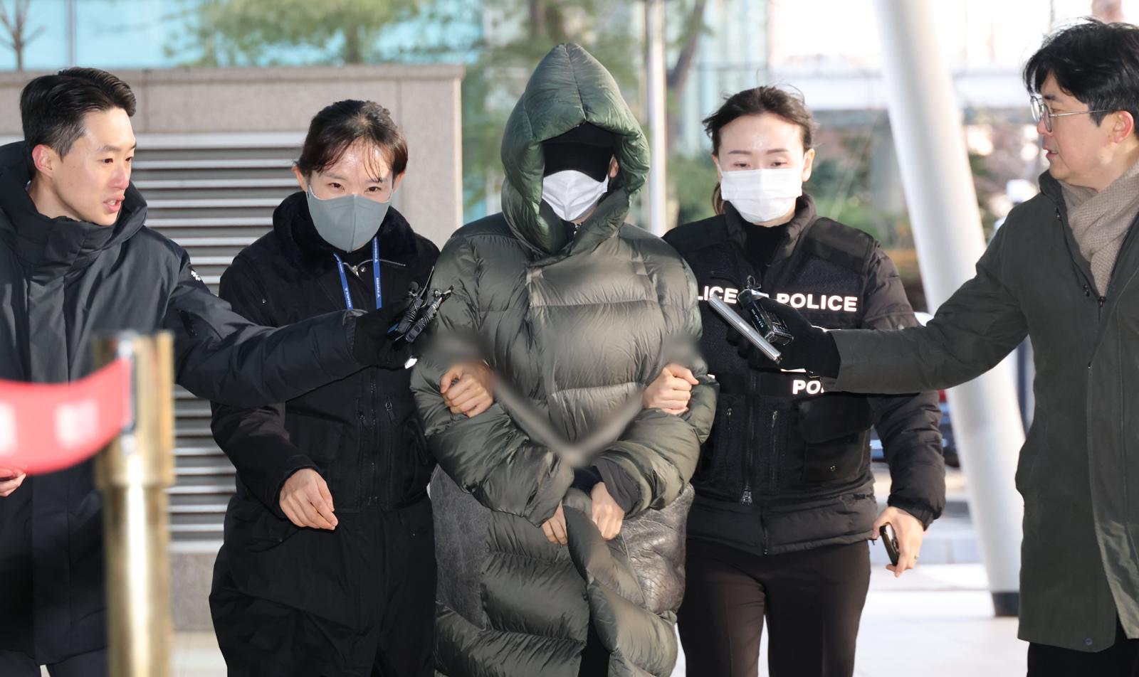 마약 혐의로 경찰 수사 대상에 오른 상황에서 해외로 도피했다가 체포된 남양유업 창업주의 외손녀 황하나 씨가 26일 경기 안양시 동안구 수원지방법원 안양지원에서 열린 구속 전 피의자 심문(영장실질심사)에 출석하고 있다. 2025.12.26/사진공동취재단