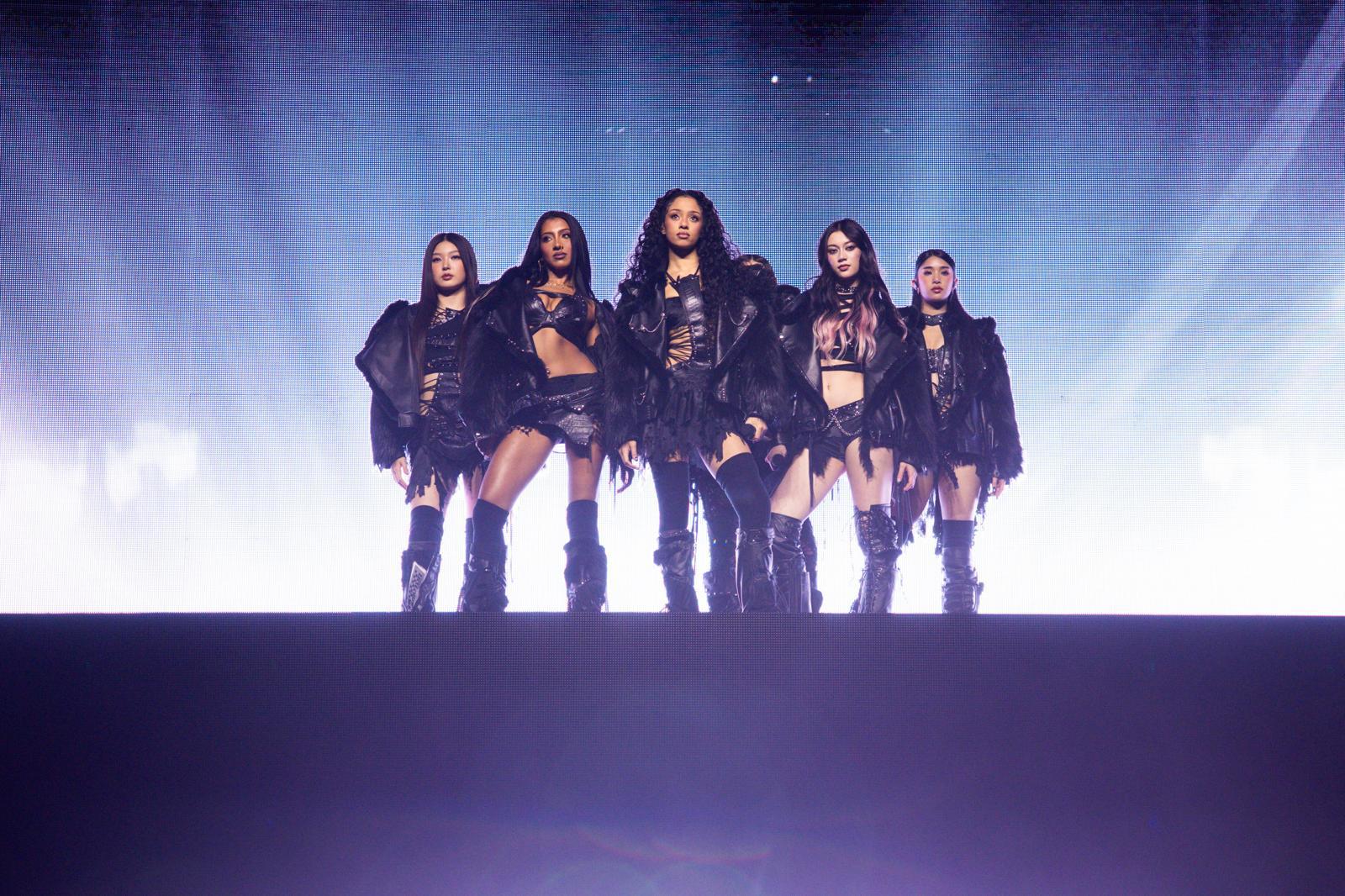 하이브와 미국 게펜 레코드가 합작해 결성한 글로벌 걸그룹 ‘캣츠아이(Katseye)’. 태생부터 세계 시장을 겨냥한 이들은 기존 K팝의 정형화된 틀을 깨고 새로운 창작의 출발점을 보여준다는 평가를 받았다. AP/뉴시스