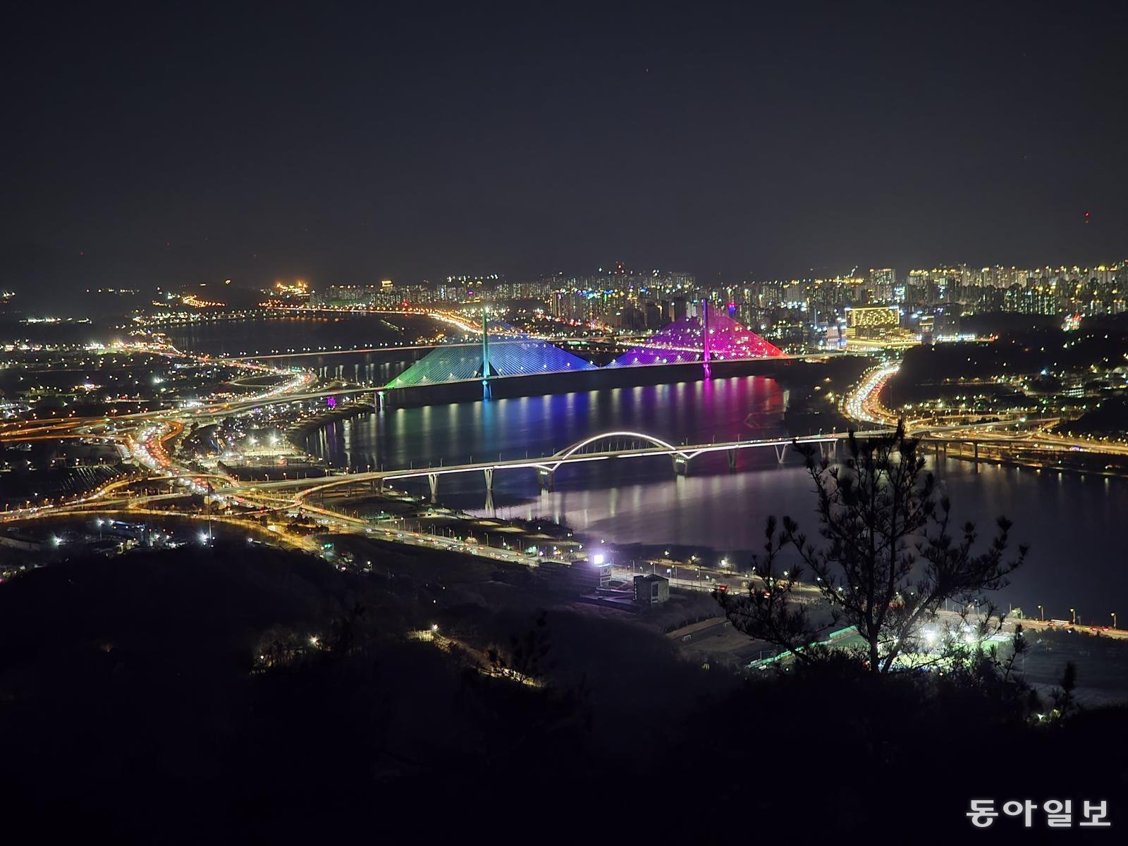 아차산 보루에서 바라본 구리, 하남 방면 한강의 야경.