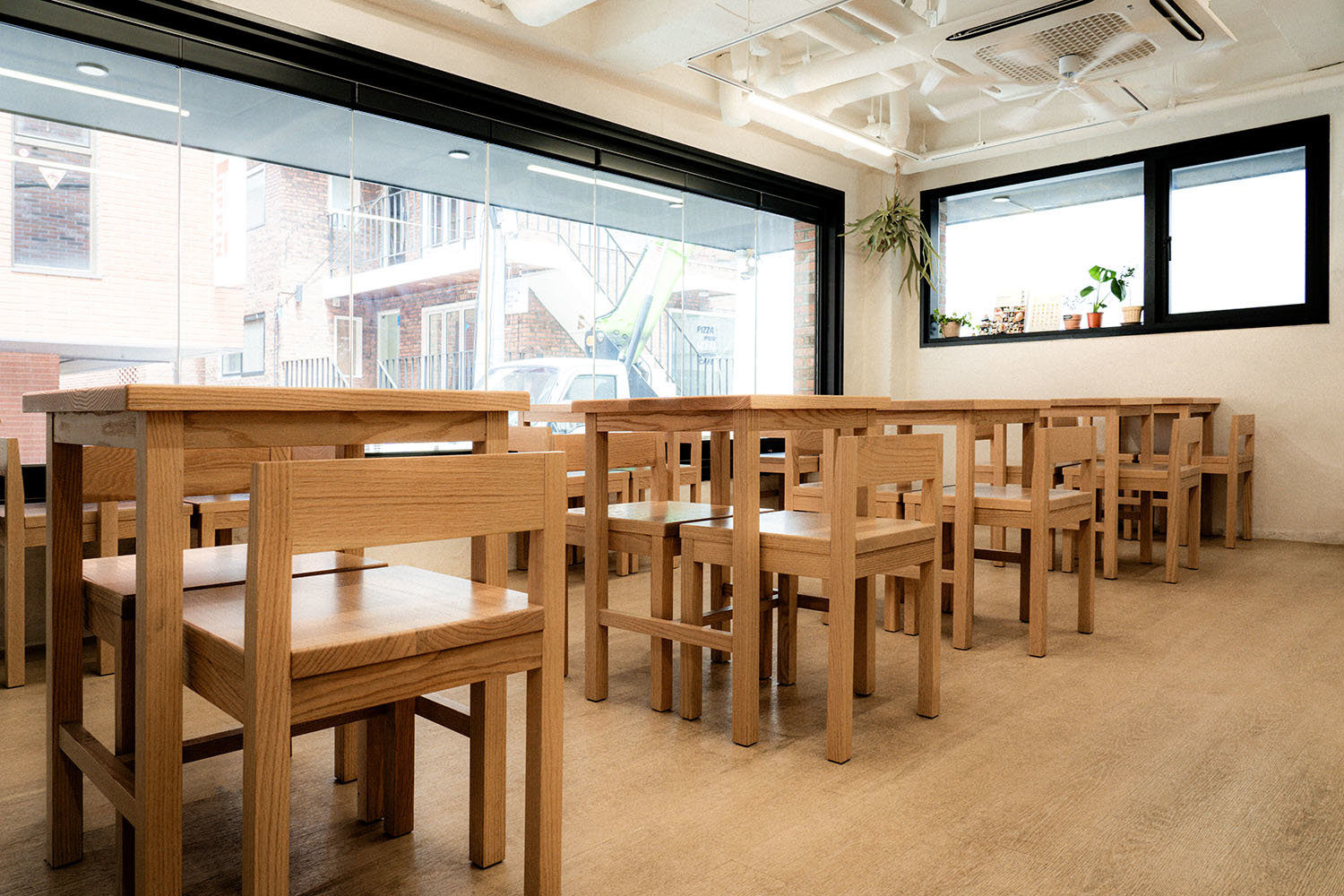 빙수 카페 기댈빙의 공간 디자인은 의뢰인과 조율 과정이 빛났던 작업 중 하나로 꼽힌다 / 출처=담장너머