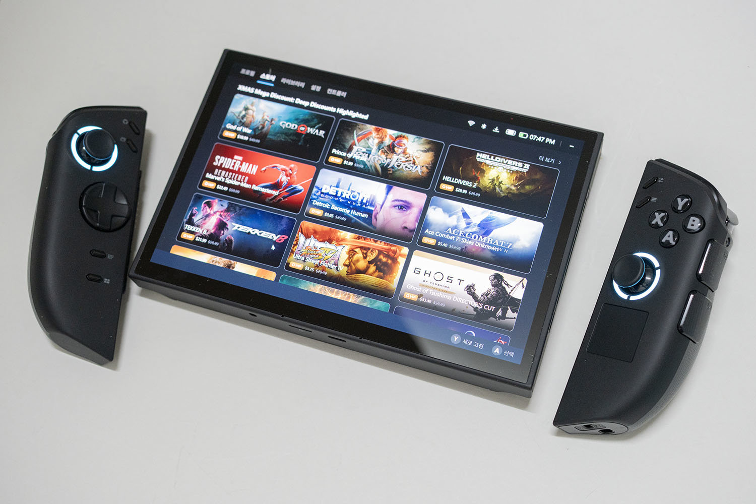 분리형 컨트롤러와 대형 OLED 디스플레이가 눈에 띄는 레노버 리전 고 2 / 출처=IT동아