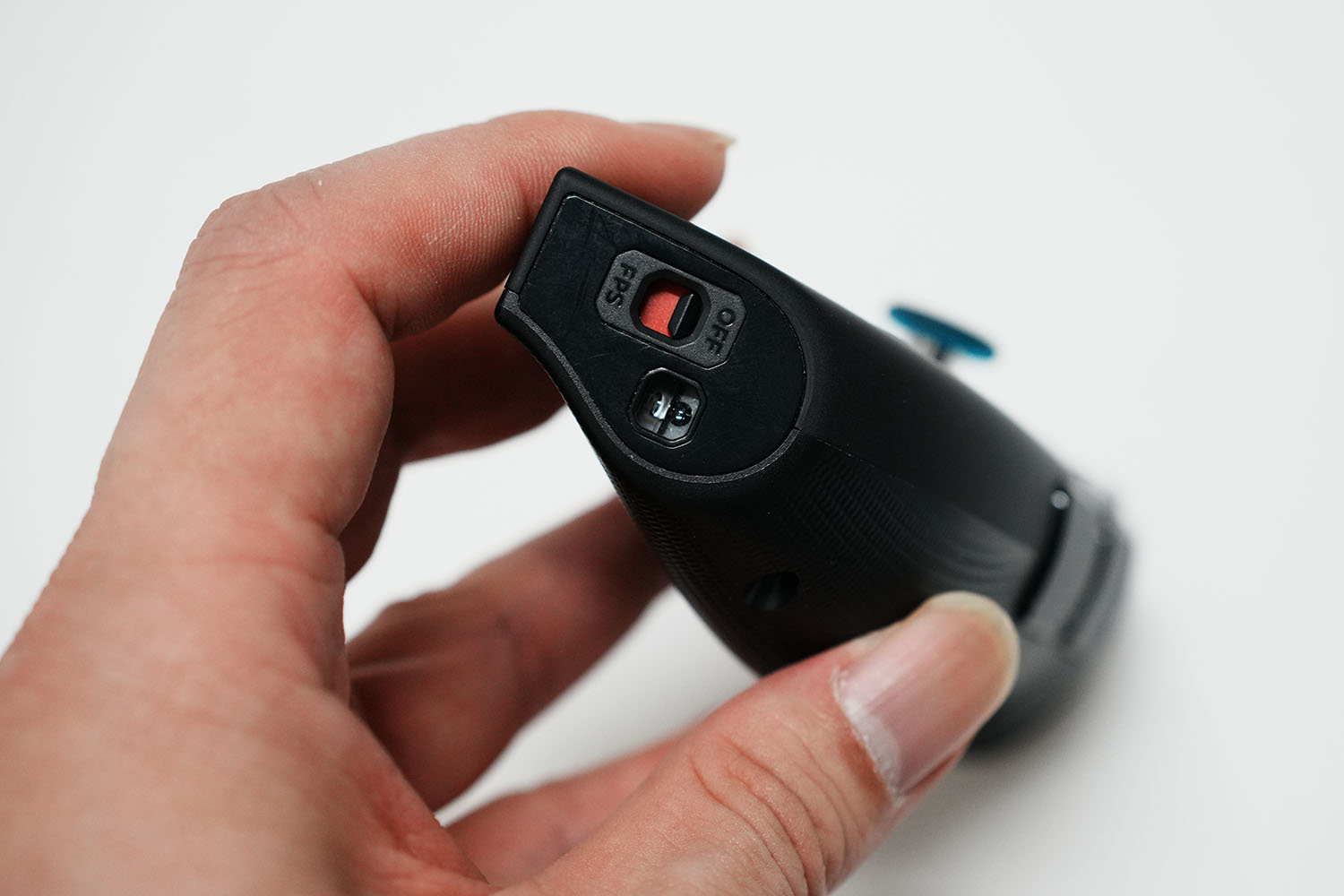 우측 컨트롤러 하단에 FPS 전환 스위치가 있지만, 쓰임새는 많지 않다 / 출처=IT동아