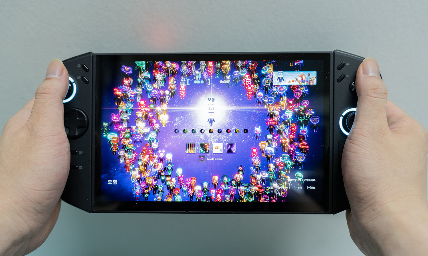 8.8인치 OLED 디스플레이는 색감과 화질 모두 뛰어나다 / 출처=IT동아